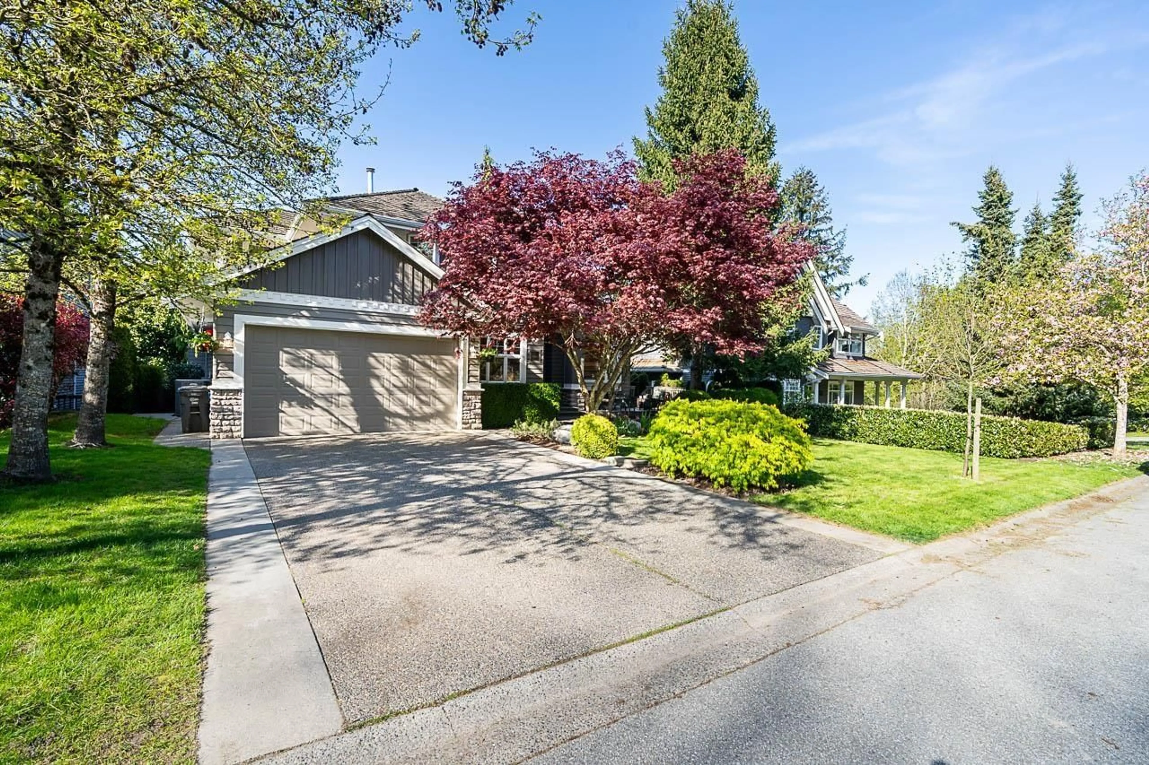 A pic from outside/outdoor area/front of a property/back of a property/a pic from drone, street for 15585 37, Surrey British Columbia V3Z0H4