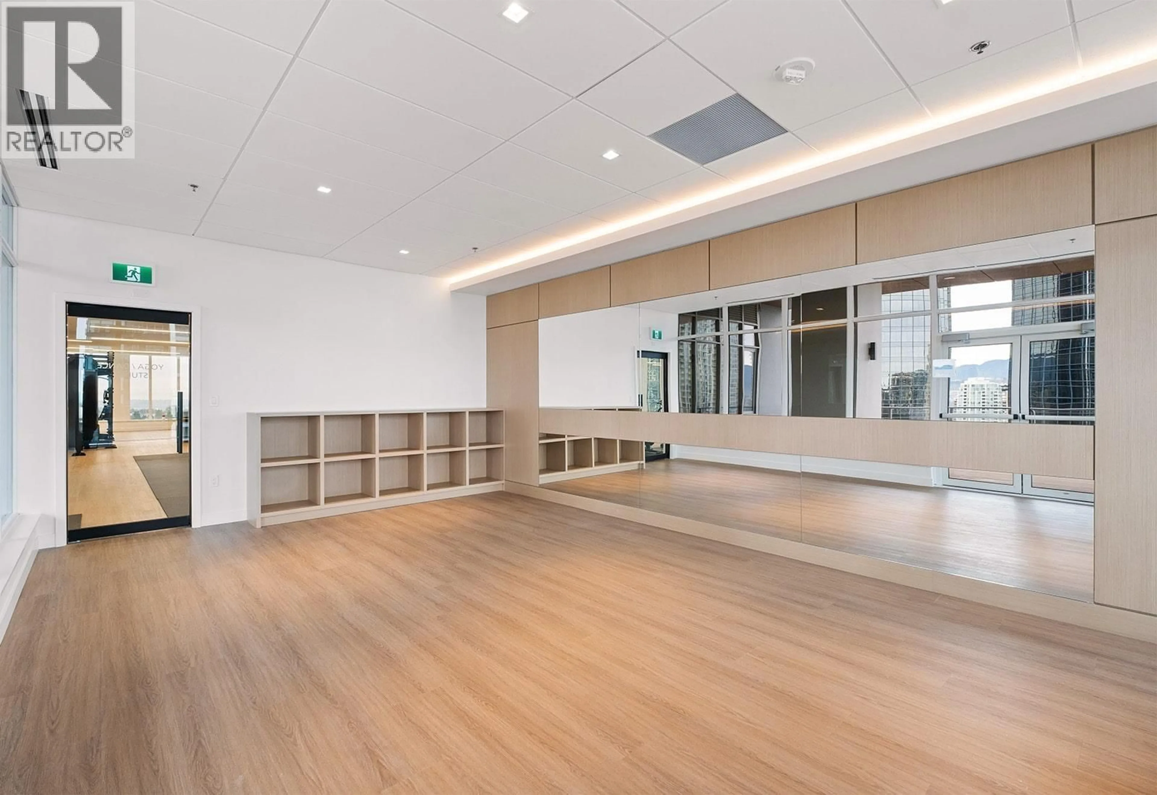 Indoor foyer for 2001 - 6511 SUSSEX AVENUE, Burnaby British Columbia V5H0K5