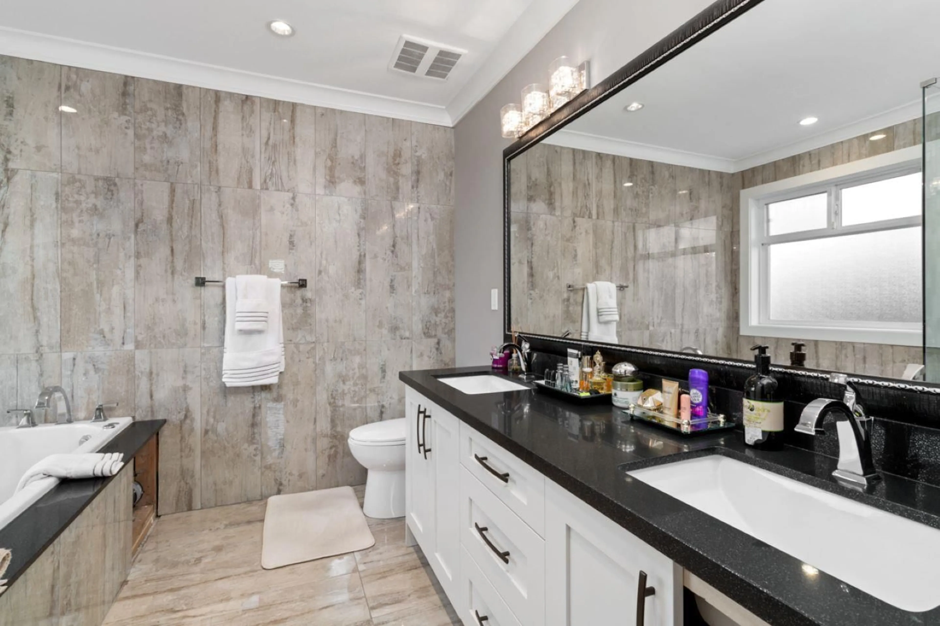 Contemporary bathroom, ceramic/tile floor for 1 - 20680 76B, Langley British Columbia V2Y4L2