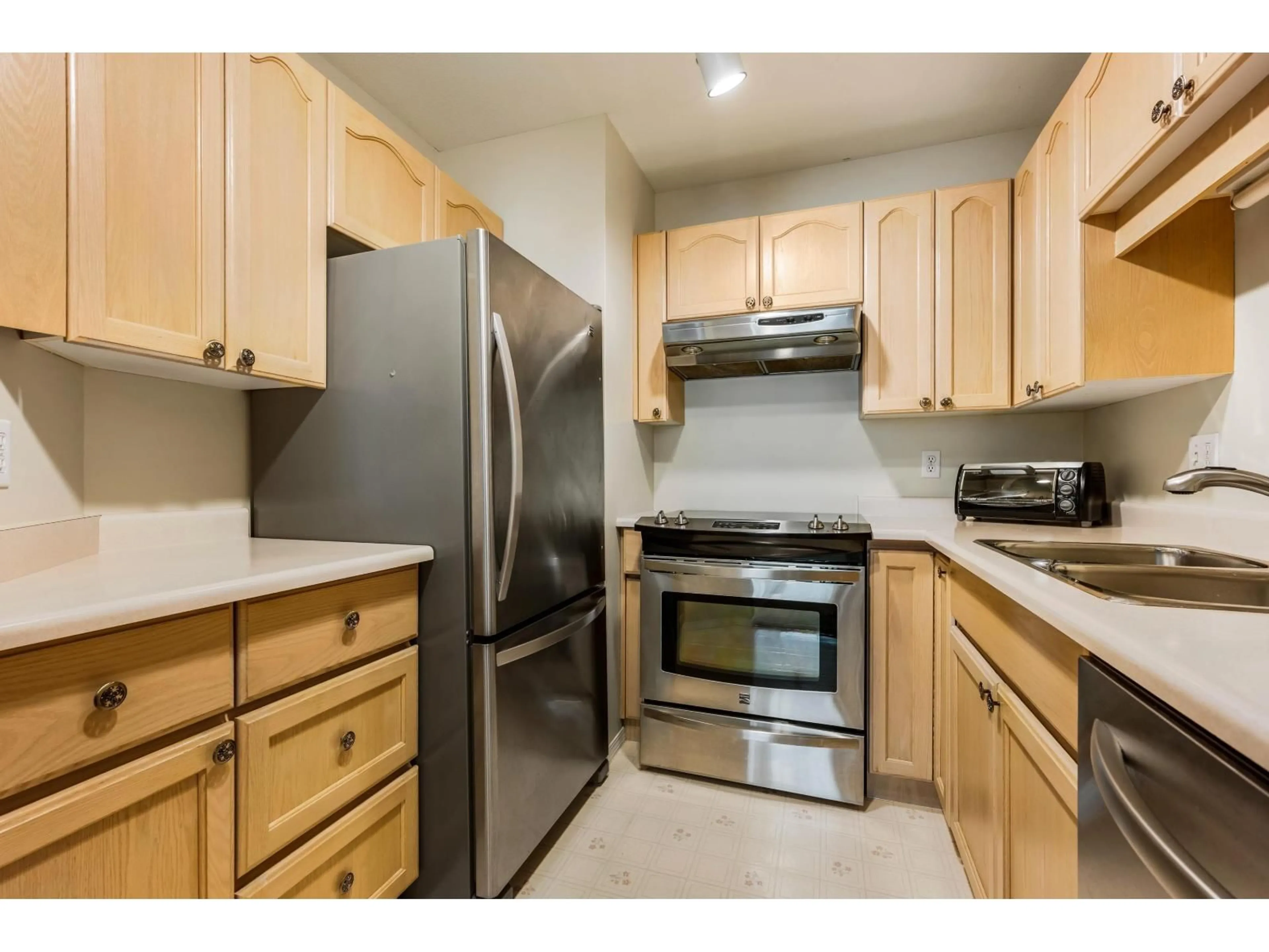 Standard kitchen, unknown for 303 - 9400 COOK STREET, Chilliwack British Columbia V2P4J6