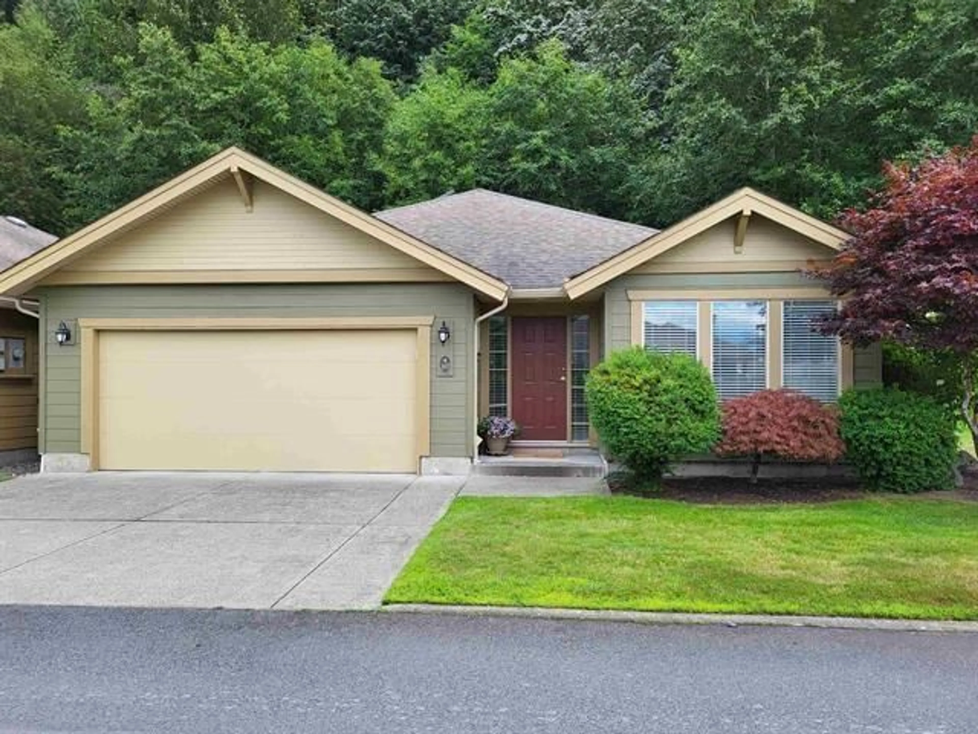 Home with vinyl exterior material, street for 107 - 46000 THOMAS ROAD, Chilliwack British Columbia V2R5W6