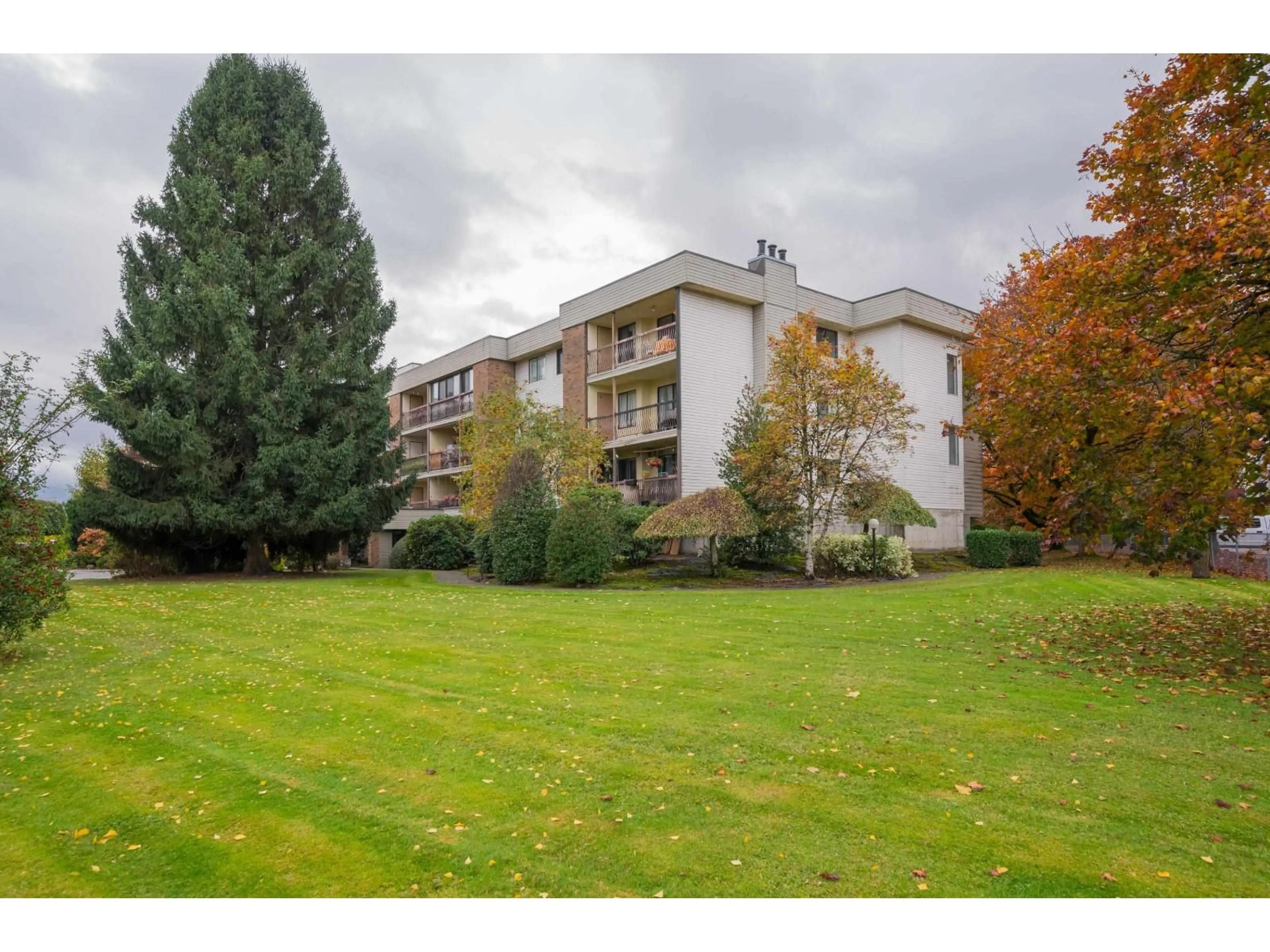 A pic from outside/outdoor area/front of a property/back of a property/a pic from drone, unknown for 1308 - 45650 MCINTOSH DRIVE, Chilliwack British Columbia V2P6Y5