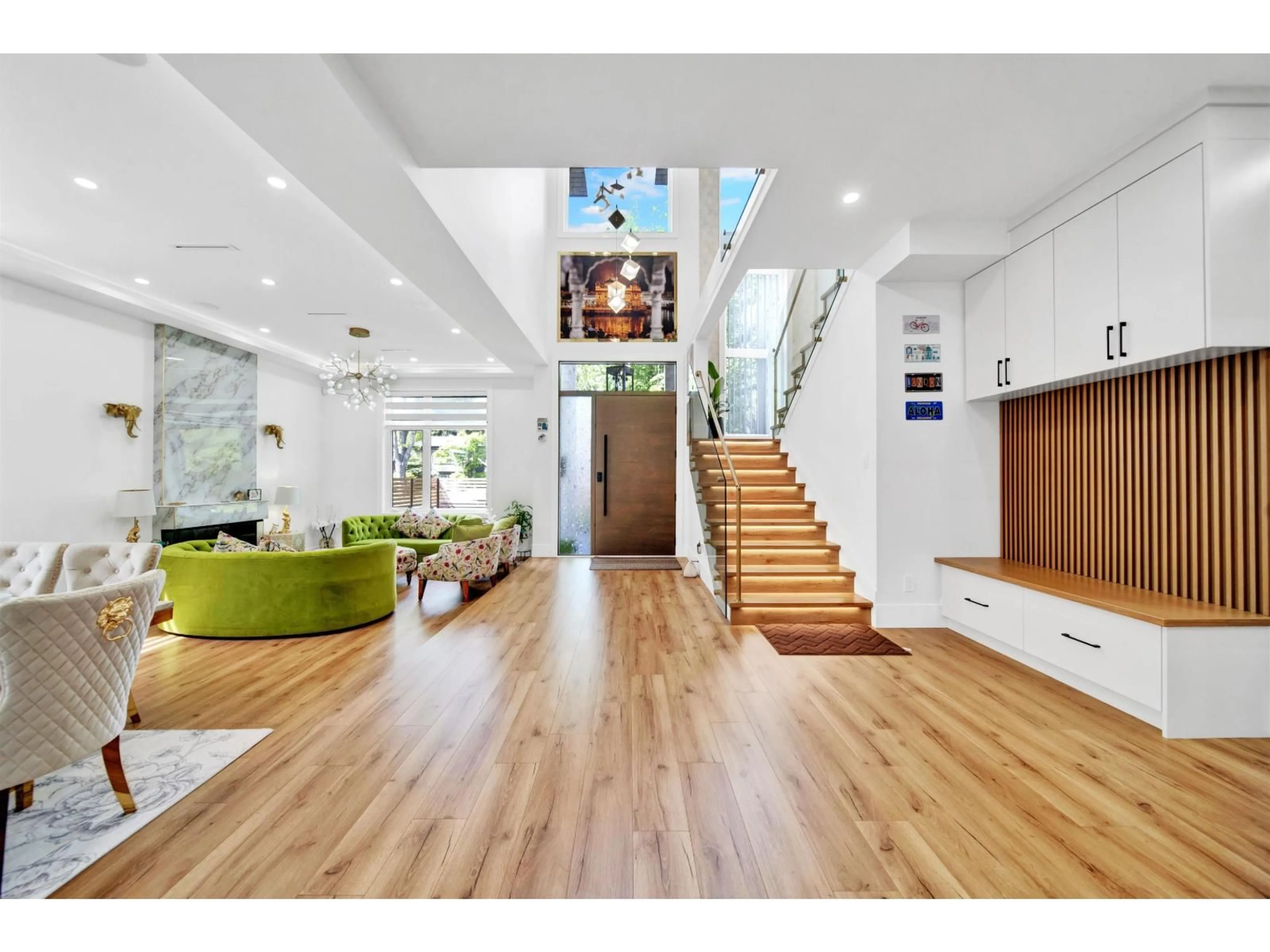 Indoor foyer for 15496 22, Surrey British Columbia V4A2C2