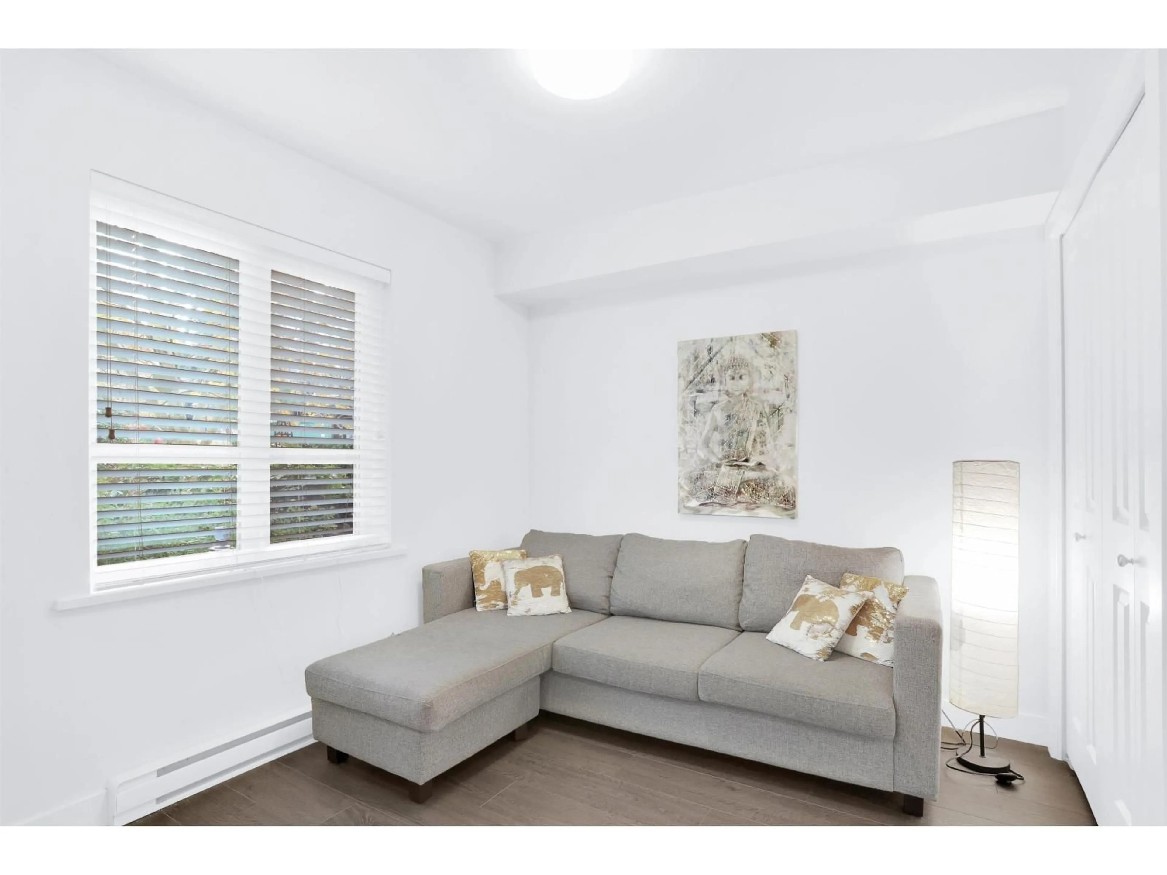 Living room with furniture, wood/laminate floor for 21 - 5888 144, Surrey British Columbia V3X0G8