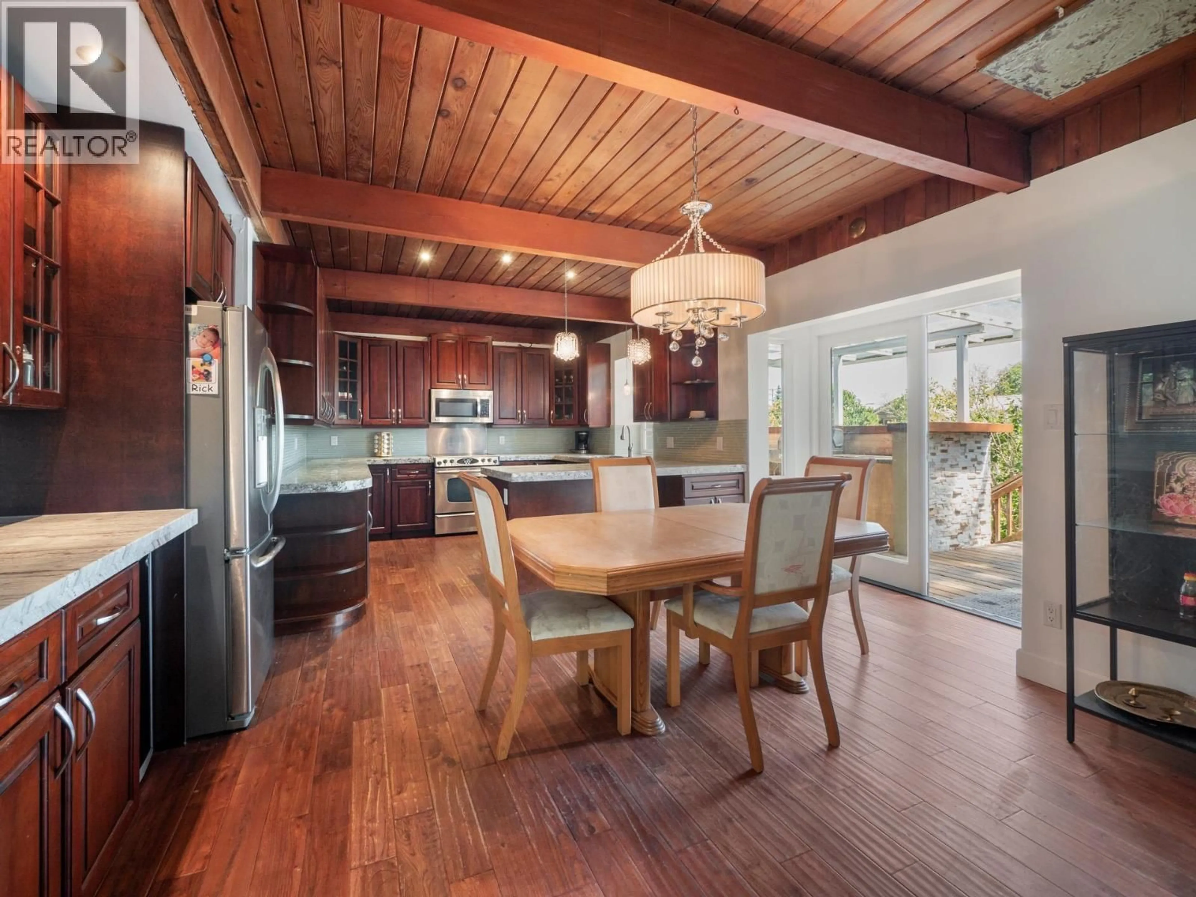 Open concept kitchen, wood/laminate floor for 430 ALDERSPRINGS ROAD, Gibsons British Columbia V0N1V0