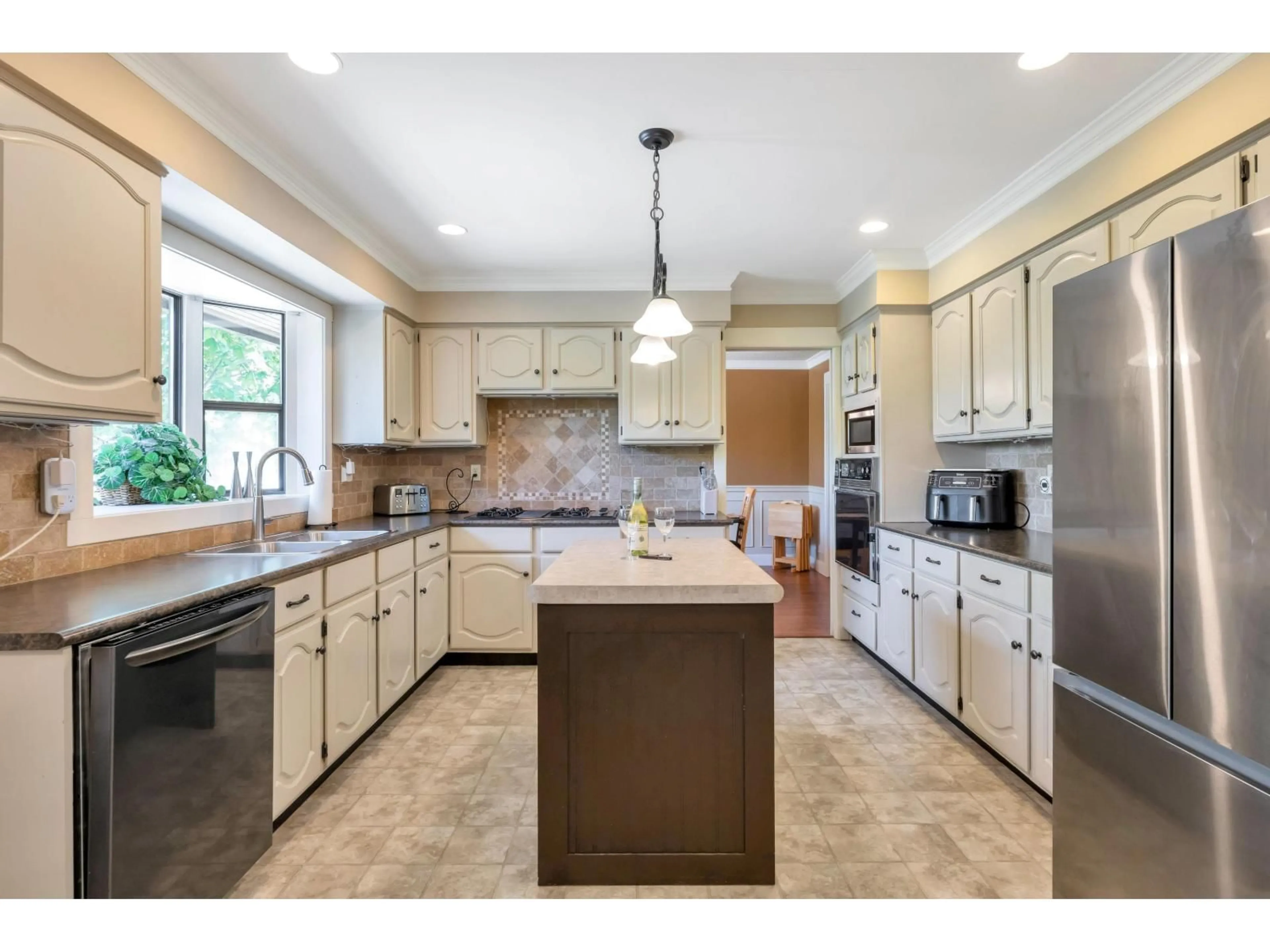 Open concept kitchen, ceramic/tile floor for 21761 49A, Langley British Columbia V3A6C4