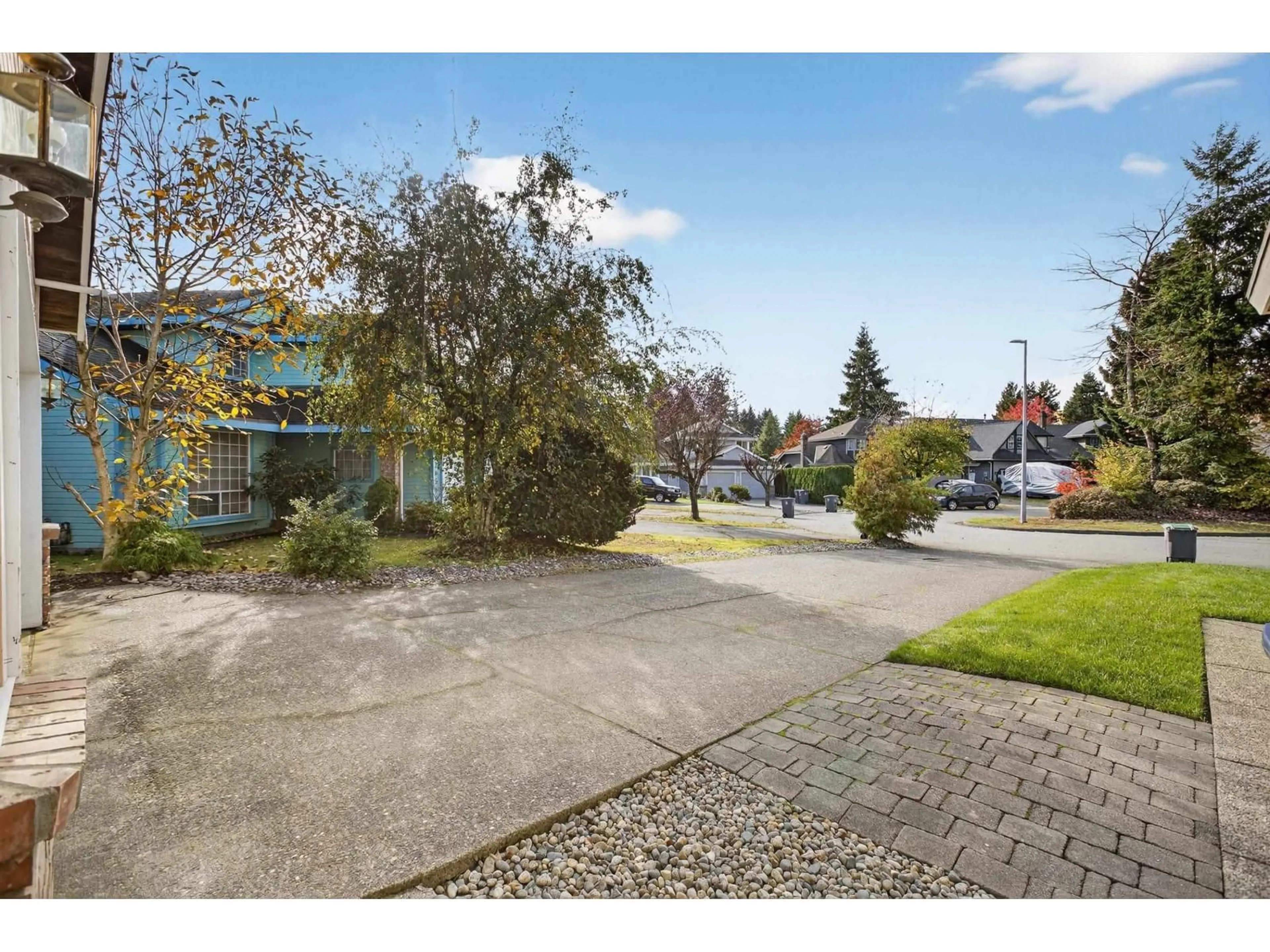 A pic from outside/outdoor area/front of a property/back of a property/a pic from drone, street for 10512 WOODGLEN, Surrey British Columbia V4N1V3