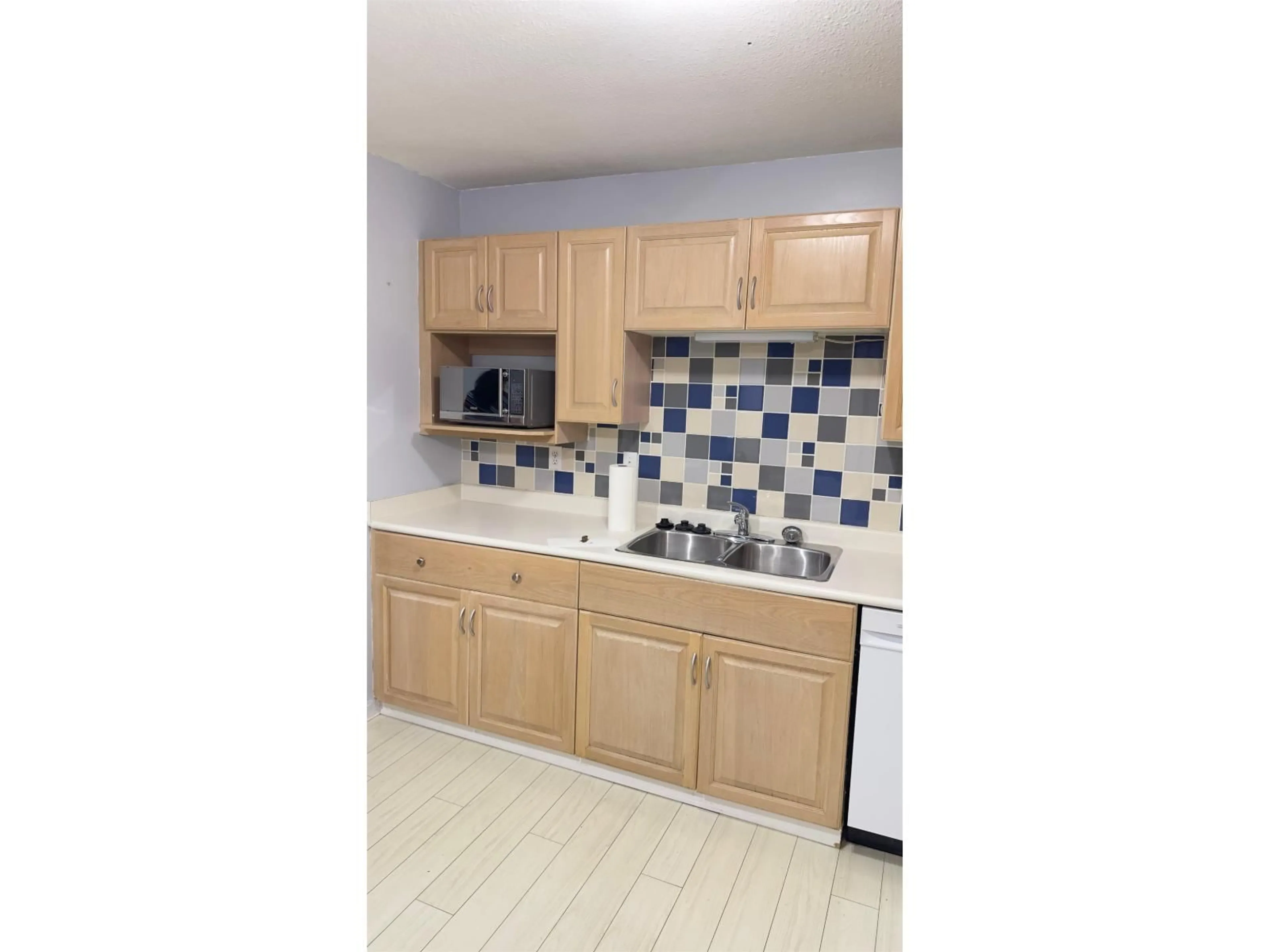 Standard kitchen, ceramic/tile floor for 506 - 12101 80, Surrey British Columbia V3W5V6