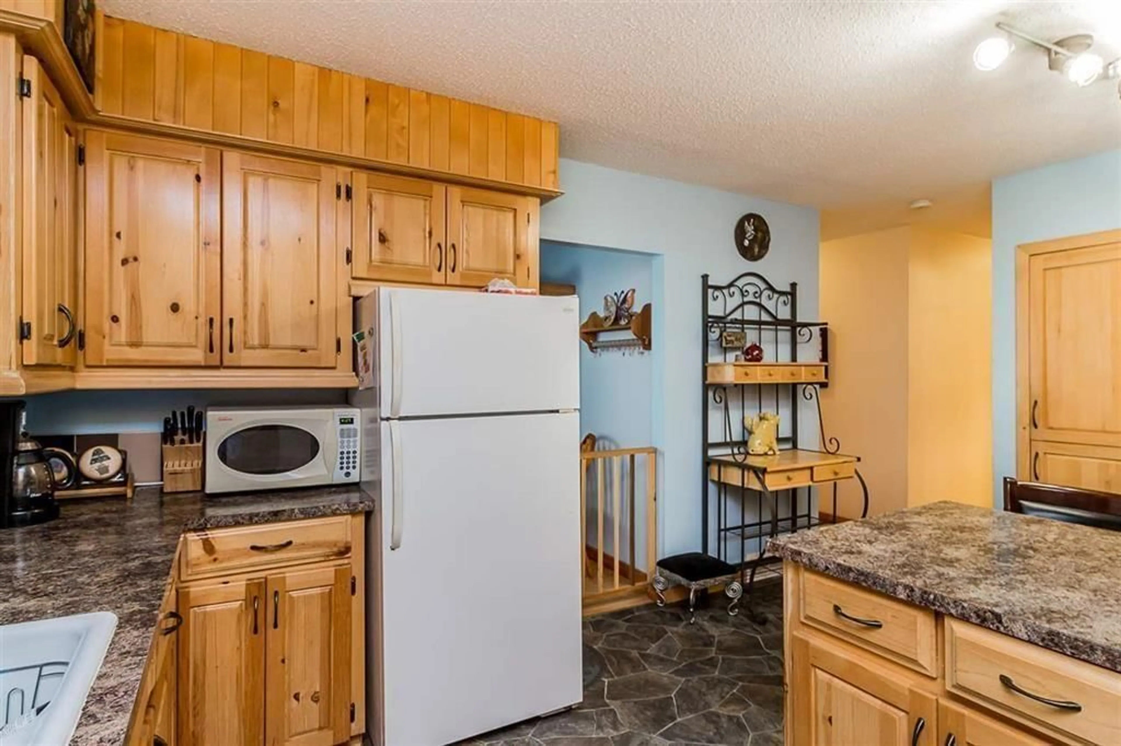 Standard kitchen, ceramic/tile floor for 33437 GEORGE FERGUSON, Abbotsford British Columbia V2S2L9