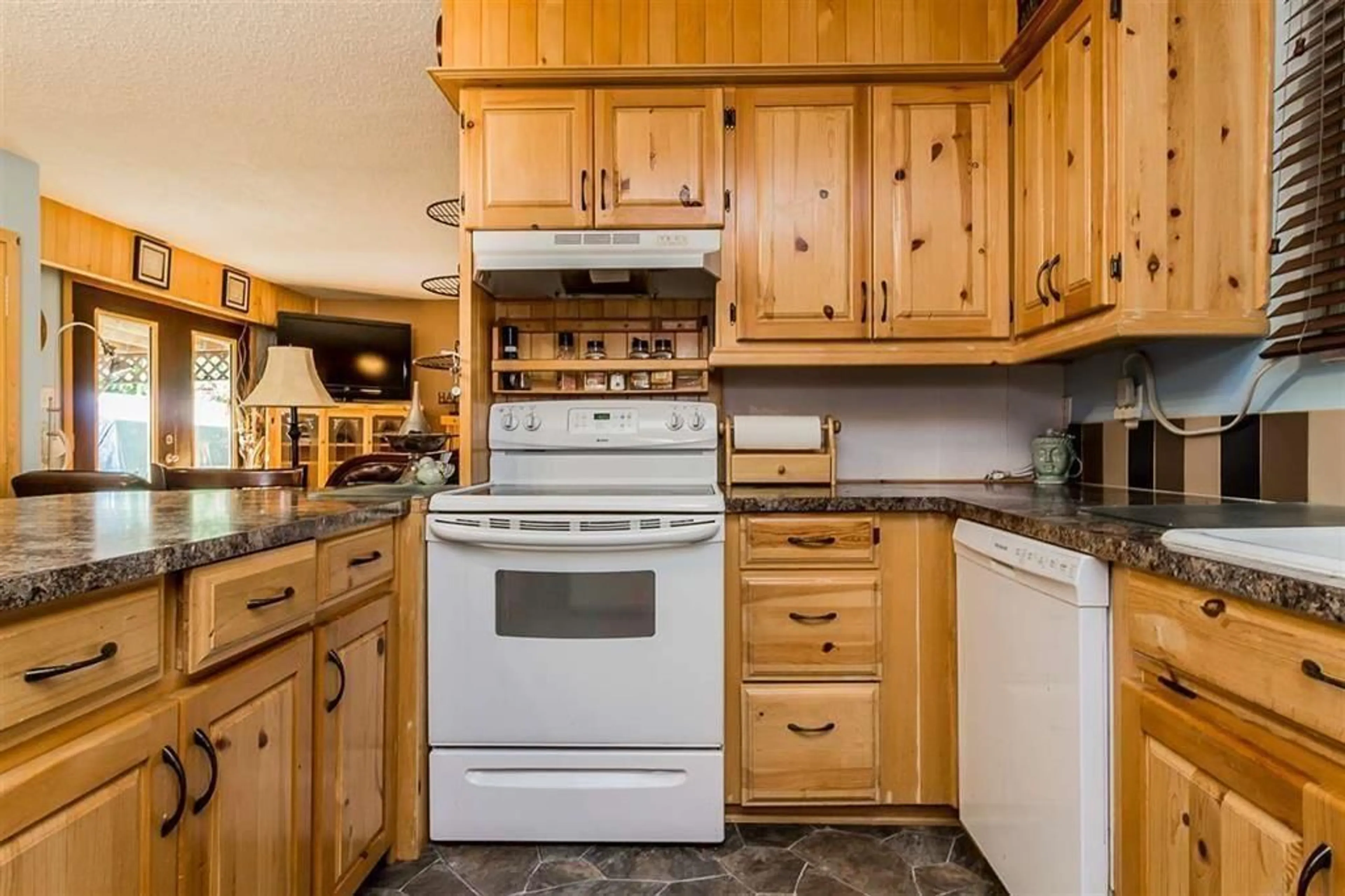 Standard kitchen, unknown for 33437 GEORGE FERGUSON, Abbotsford British Columbia V2S2L9