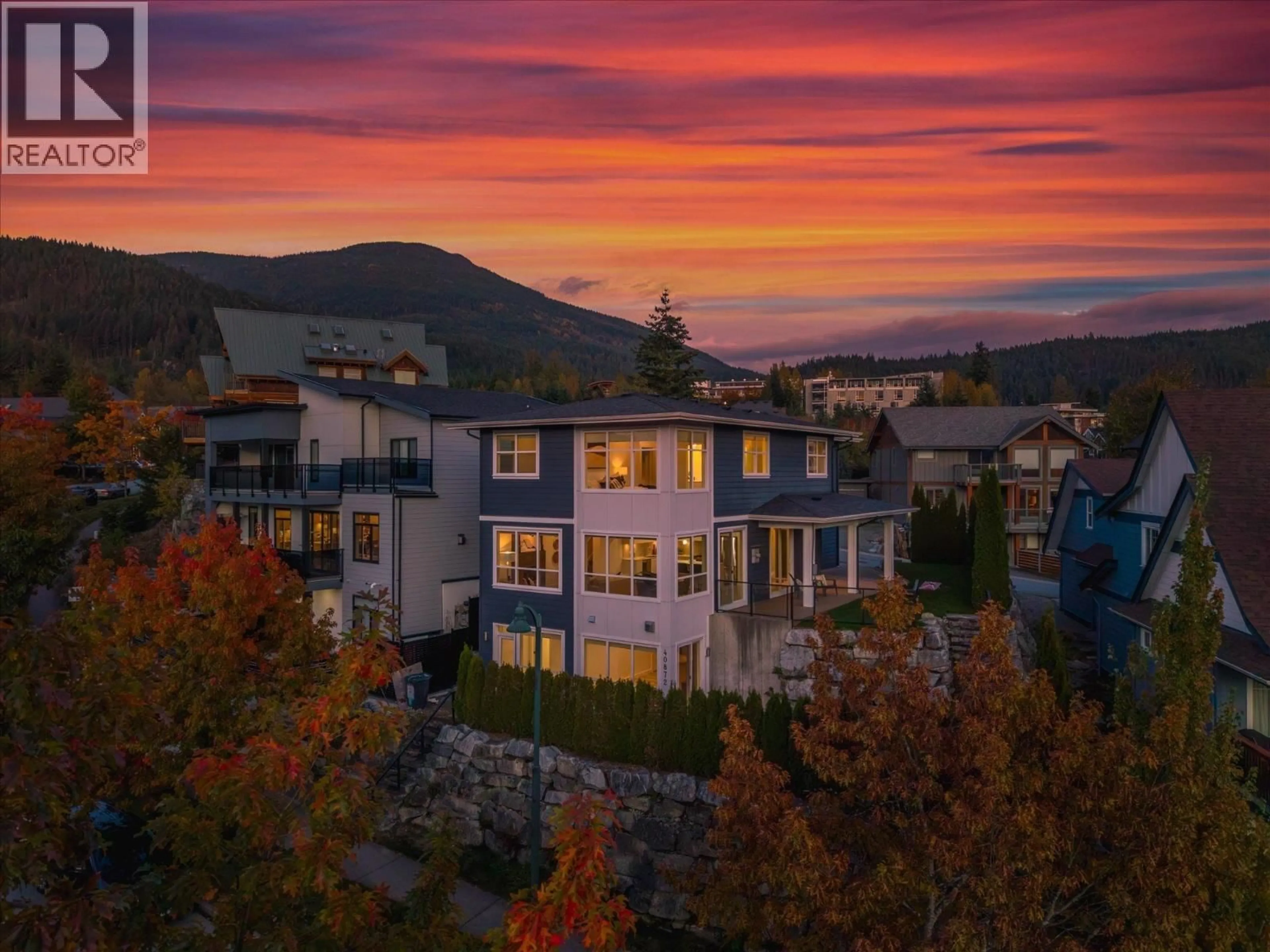 A pic from outside/outdoor area/front of a property/back of a property/a pic from drone, mountain view for 40872 THE CRESCENT, Squamish British Columbia V8B0R9