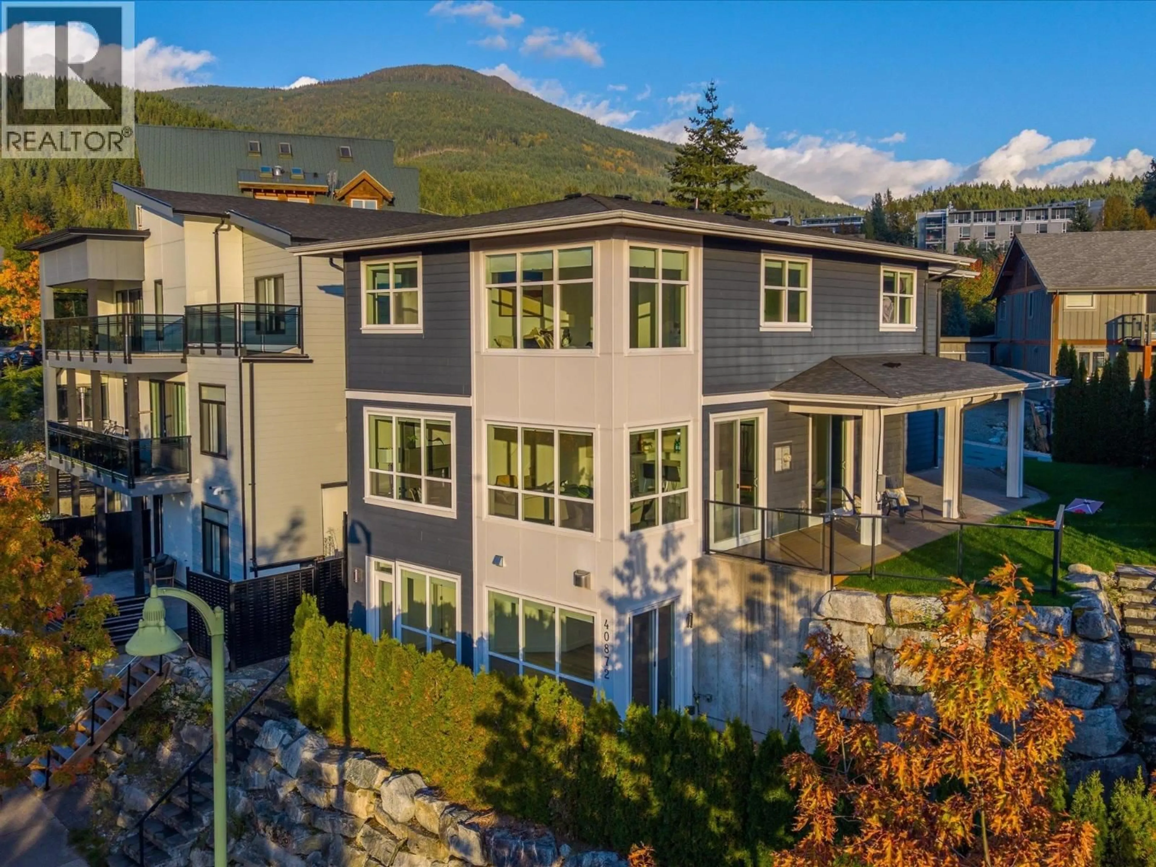 A pic from outside/outdoor area/front of a property/back of a property/a pic from drone, mountain view for 40872 THE CRESCENT, Squamish British Columbia V8B0R9
