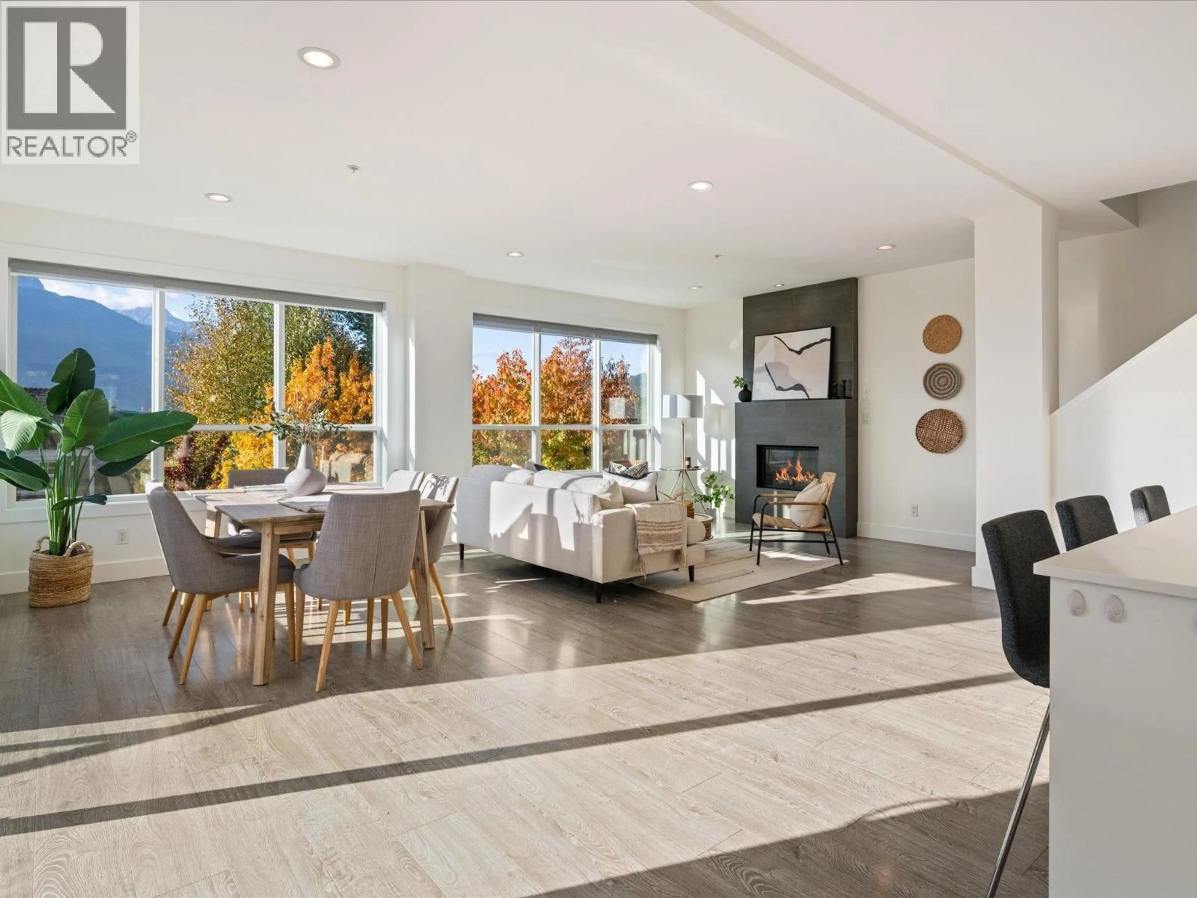 Living room with furniture, ceramic/tile floor for 40872 THE CRESCENT, Squamish British Columbia V8B0R9