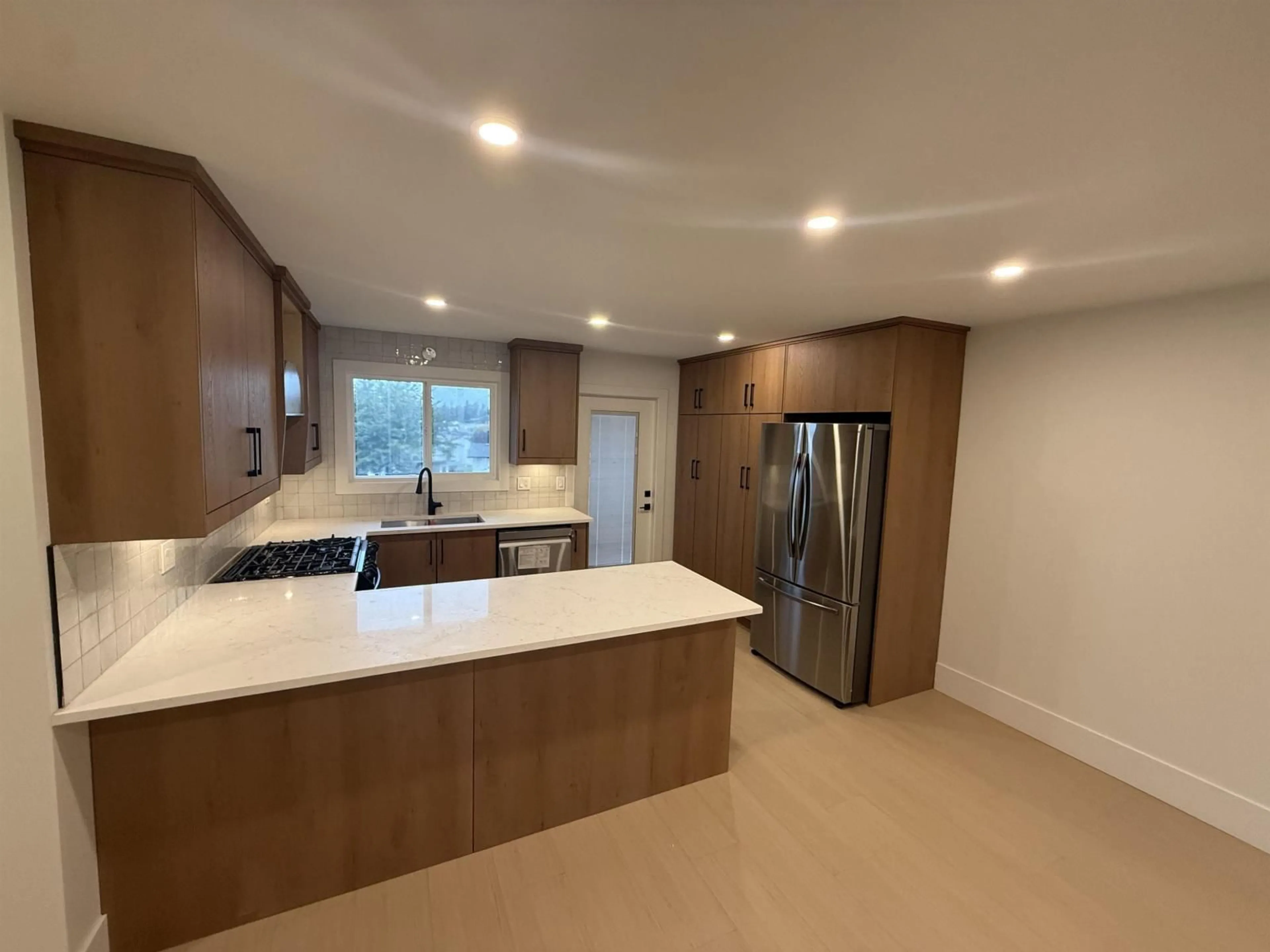 Open concept kitchen, ceramic/tile floor for 31379 WINTON, Abbotsford British Columbia V2T6L7