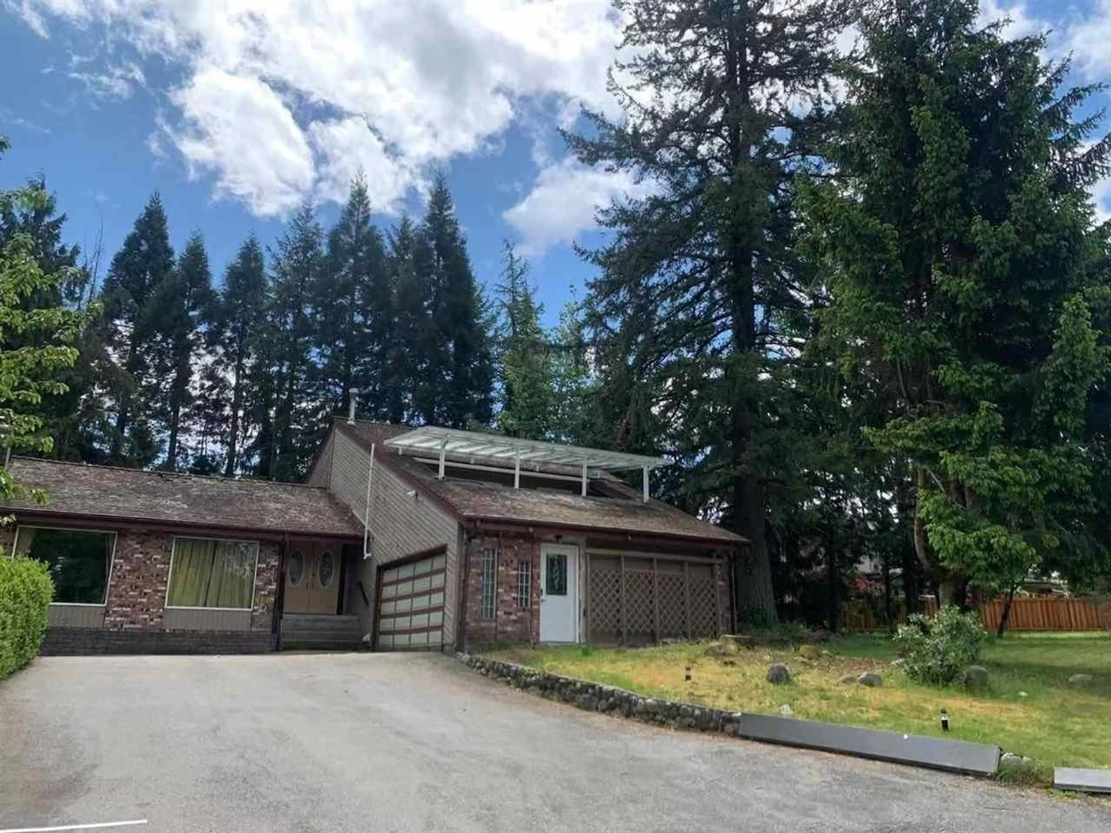 A pic from outside/outdoor area/front of a property/back of a property/a pic from drone, unknown for 10610 SALISBURY, Surrey British Columbia V4N1N1