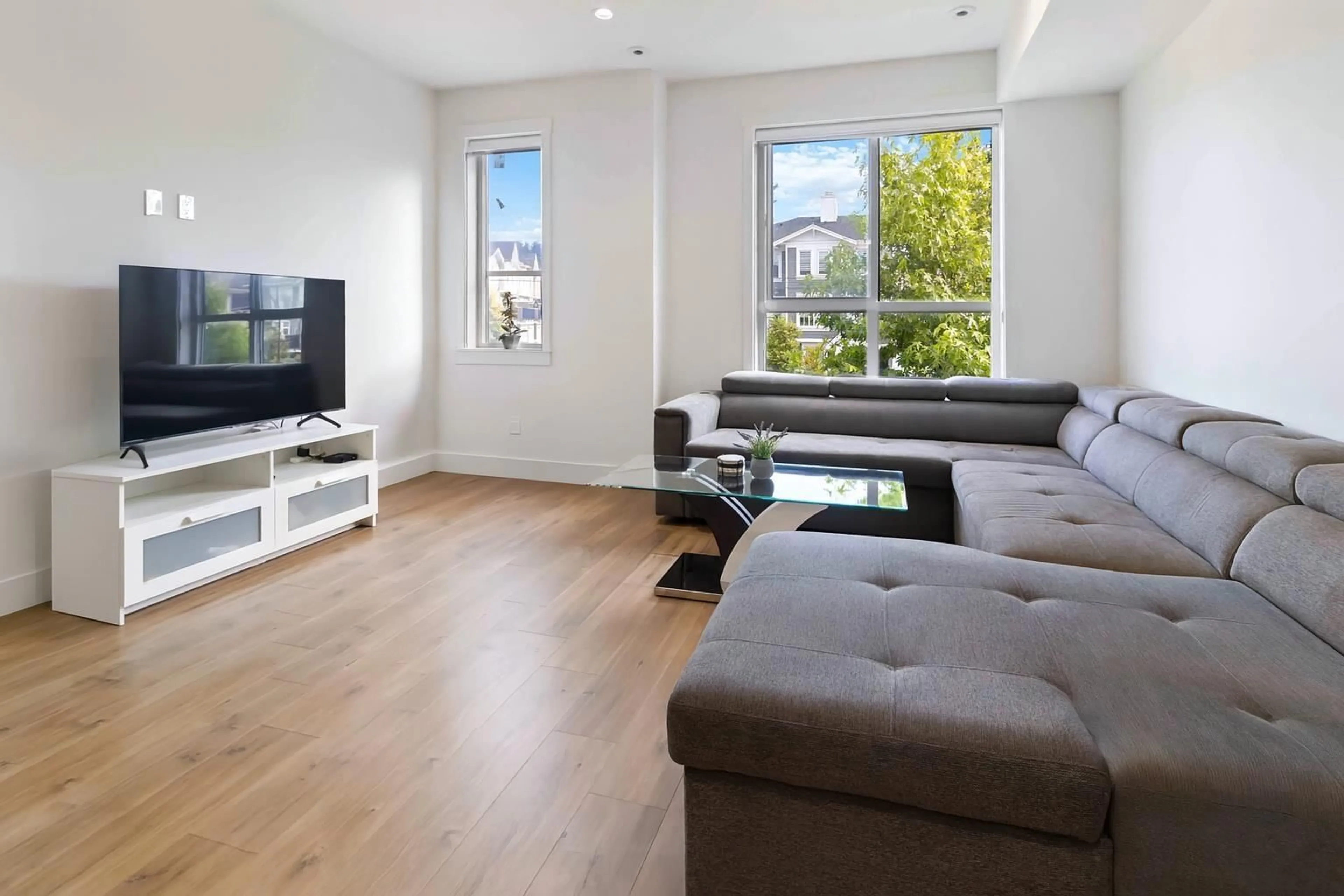 Living room with furniture, wood/laminate floor for 41 - 11556 72A, Delta British Columbia V4C1A9