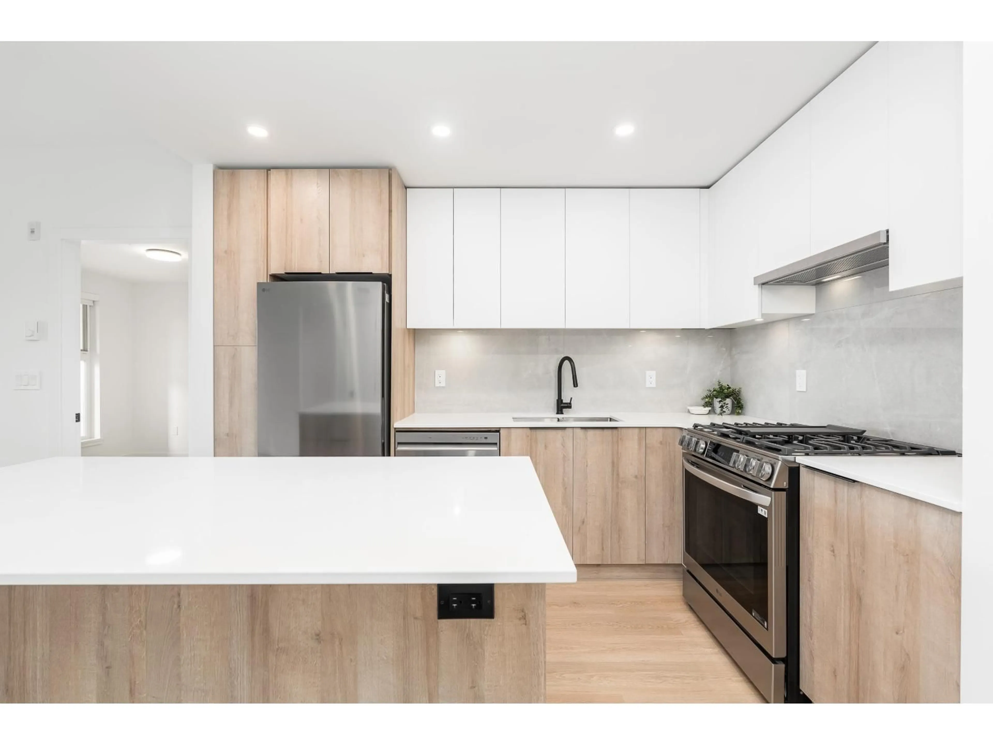 Open concept kitchen, wood/laminate floor for 405 - 7980 206A, Langley British Columbia V2Y1X6