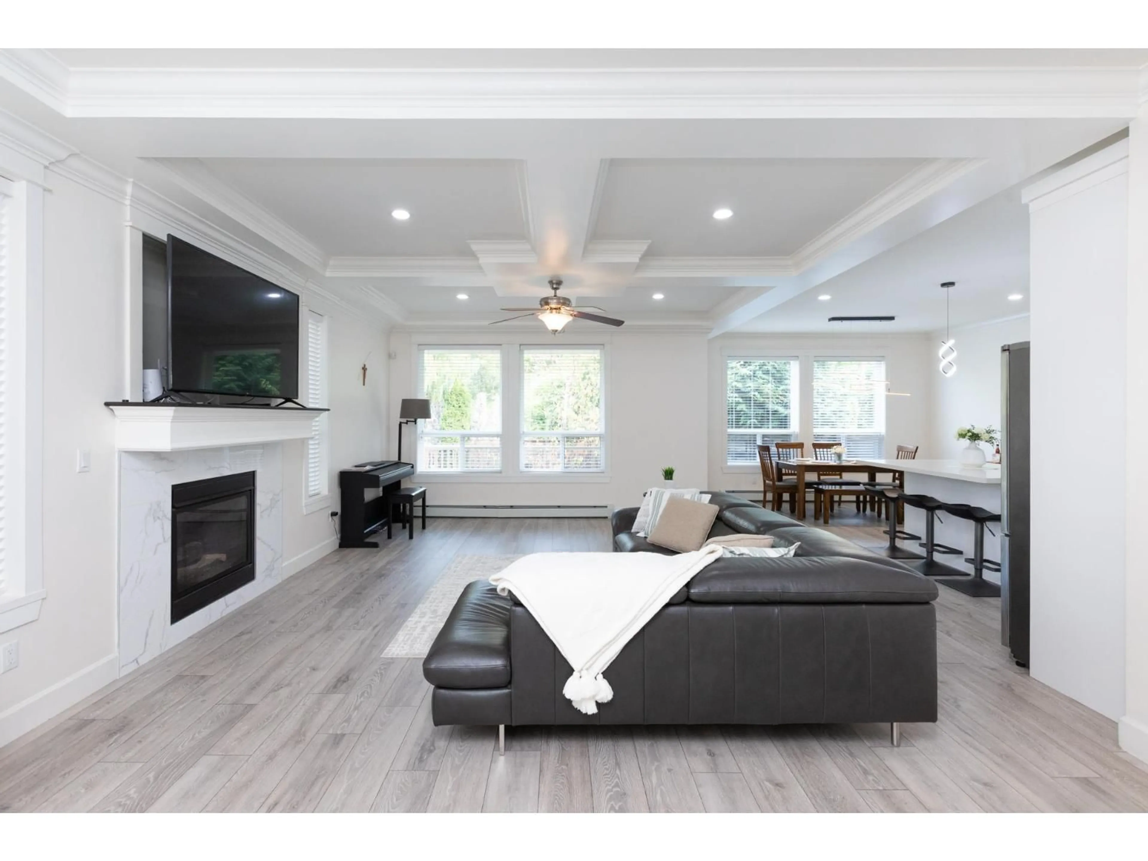 Living room with furniture, wood/laminate floor for 7850 211B, Langley British Columbia V2Y0H5