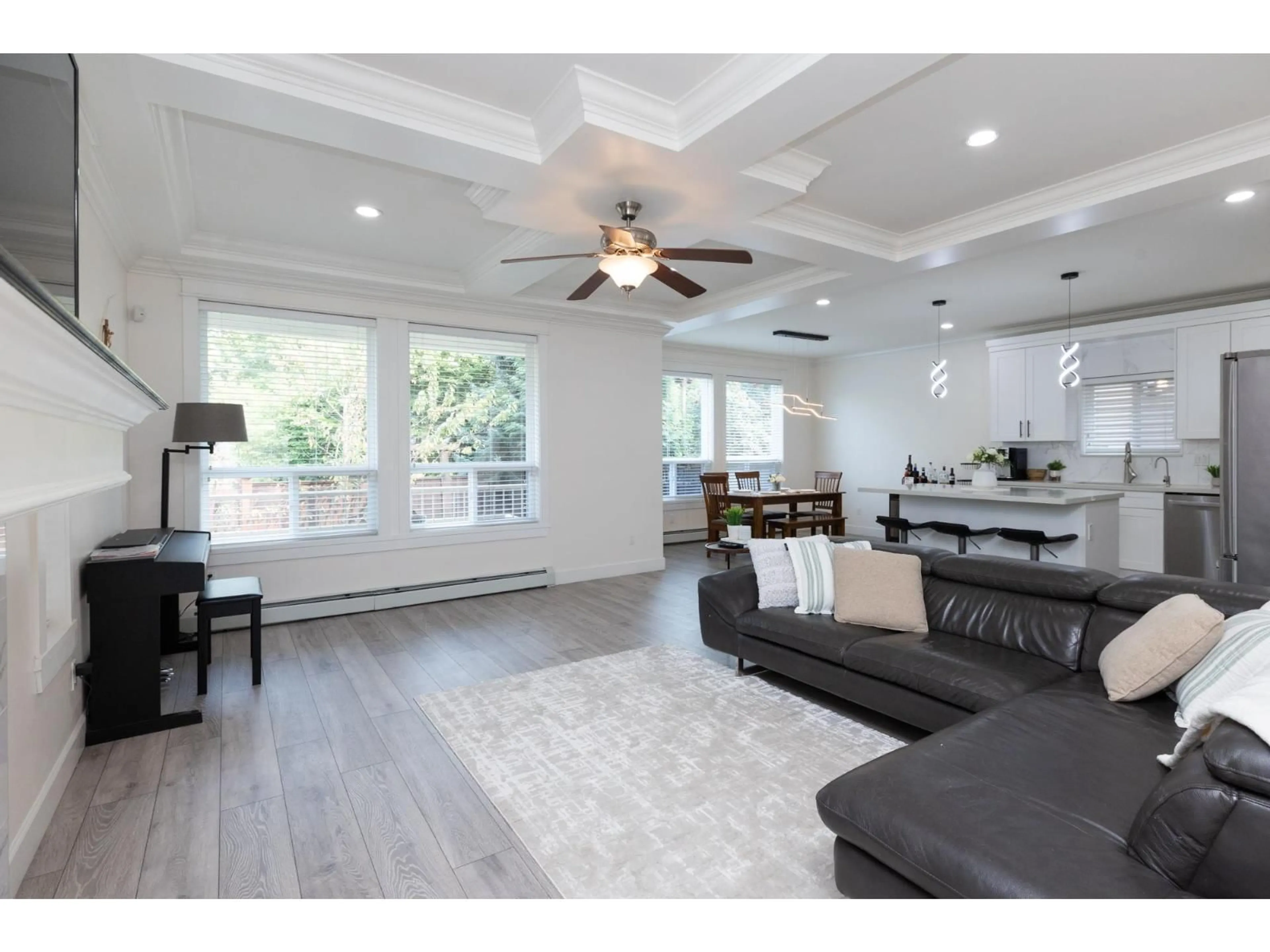 Living room with furniture, wood/laminate floor for 7850 211B, Langley British Columbia V2Y0H5