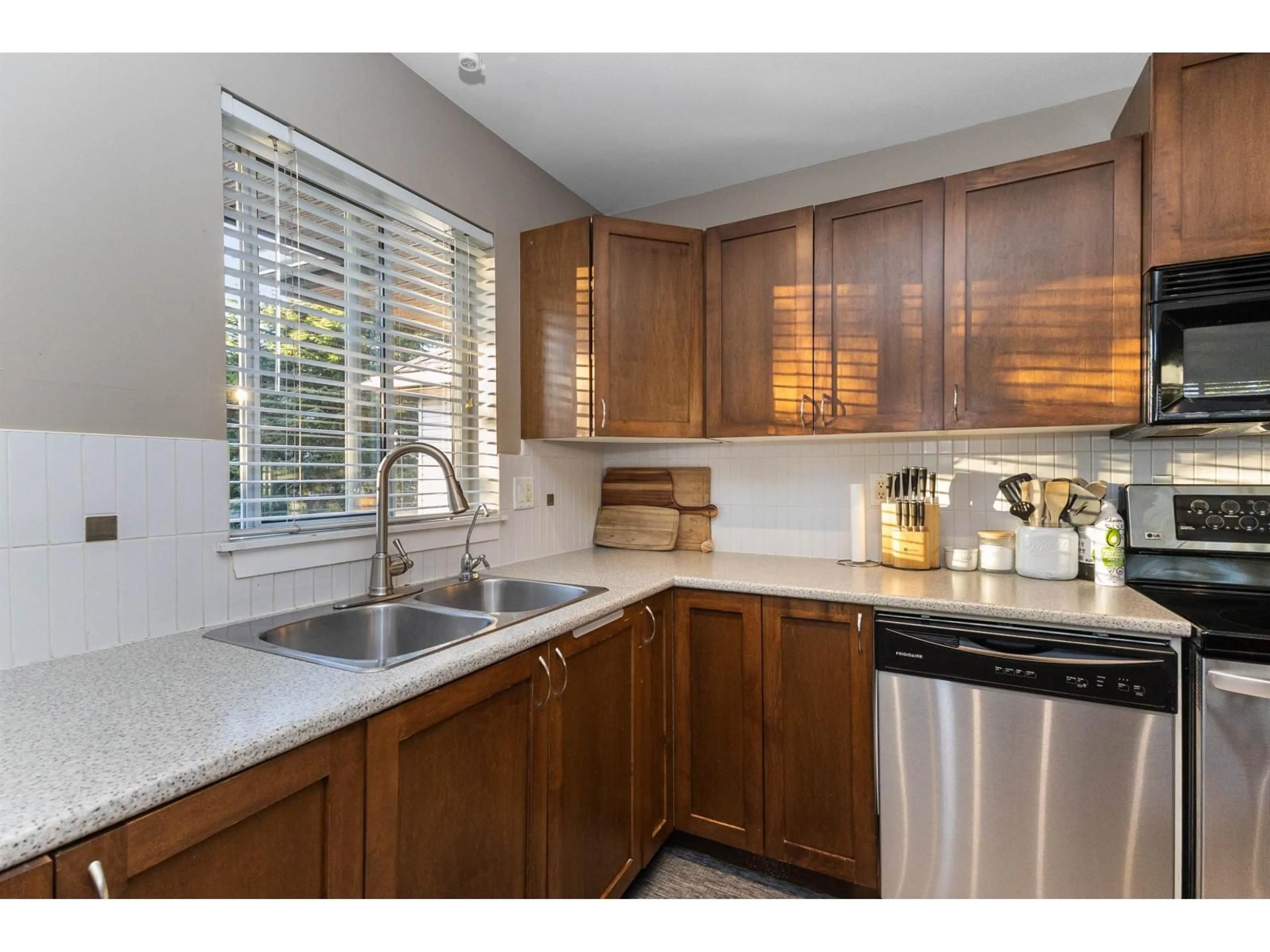 Standard kitchen, ceramic/tile floor for 315 - 32725 GEORGE FERGUSON, Abbotsford British Columbia V2T5M5