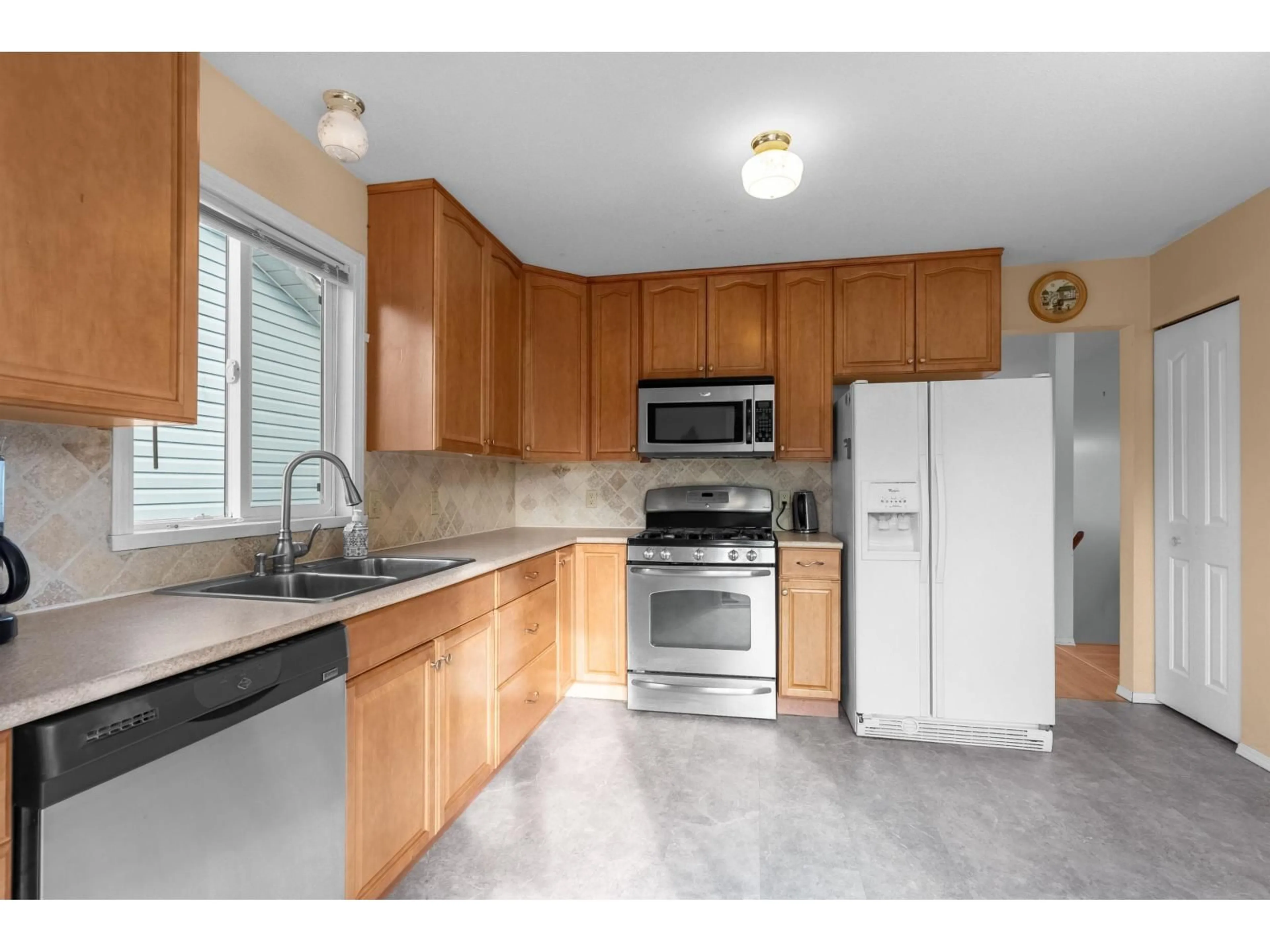 Standard kitchen, unknown for 26638 30A, Langley British Columbia V4W3C8