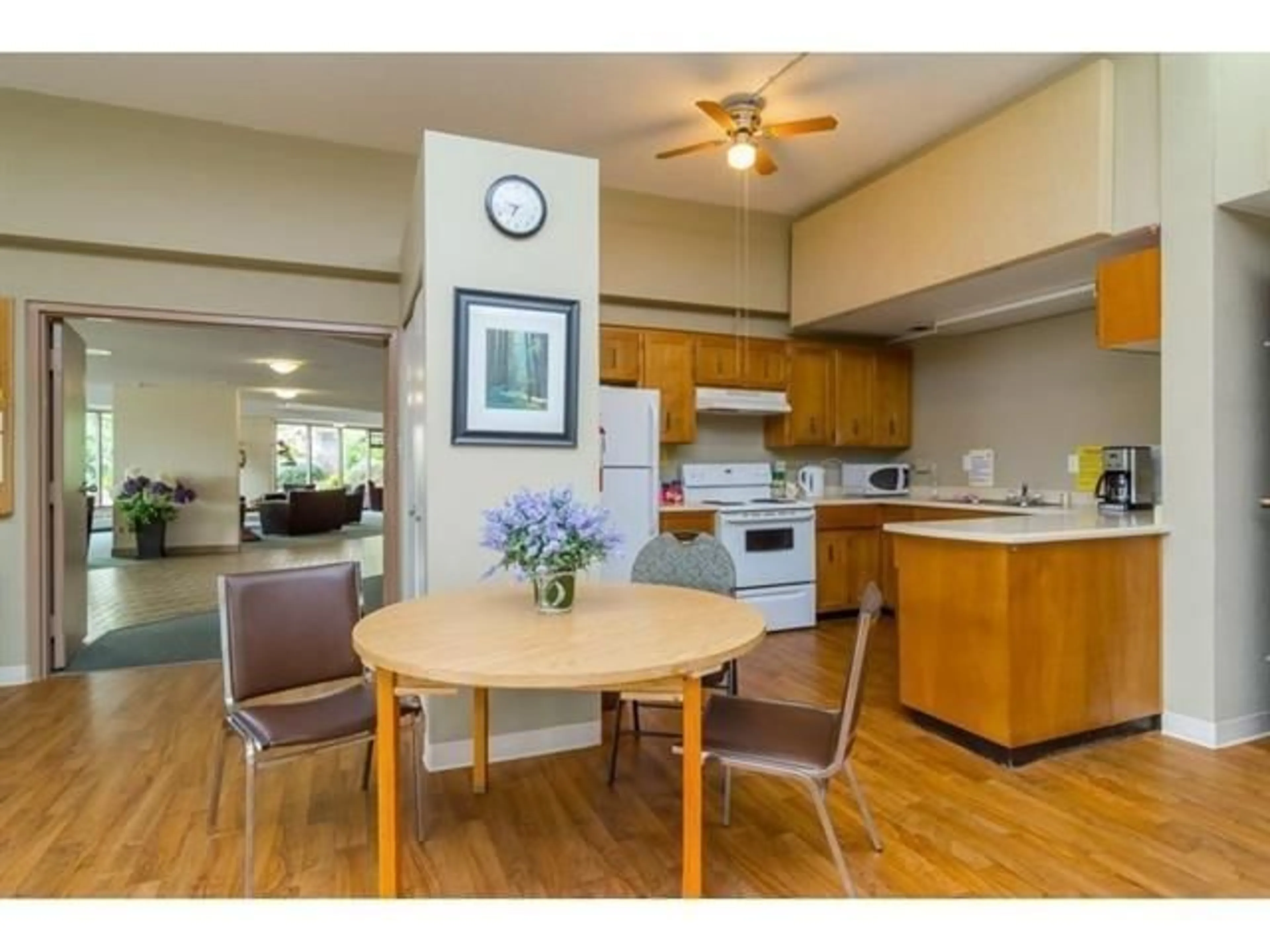 Open concept kitchen, wood/laminate floor for 333 - 31955 OLD YALE, Abbotsford British Columbia V2T4N1