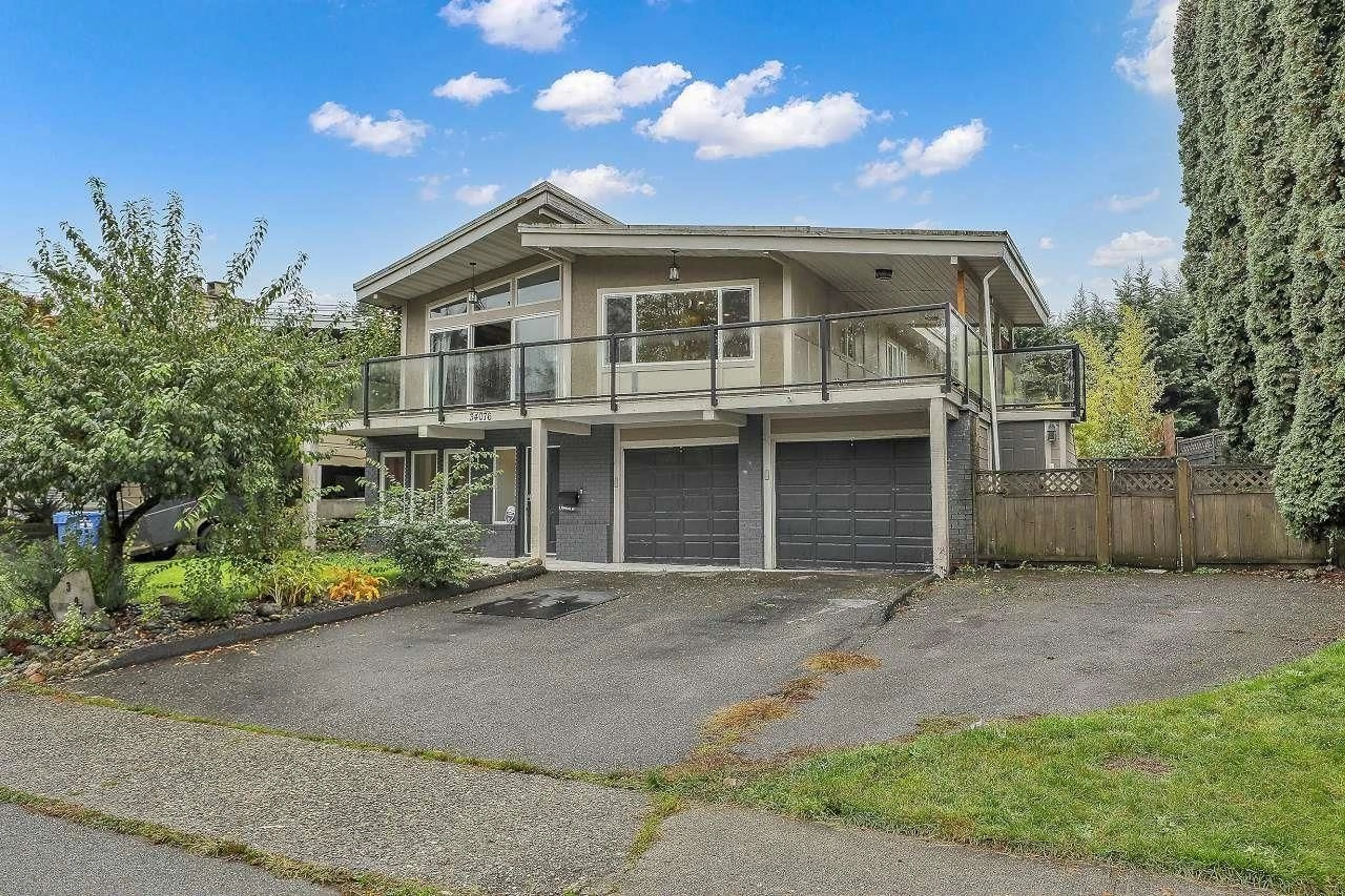 A pic from outside/outdoor area/front of a property/back of a property/a pic from drone, street for 34076 LARCH, Abbotsford British Columbia V2S2P5