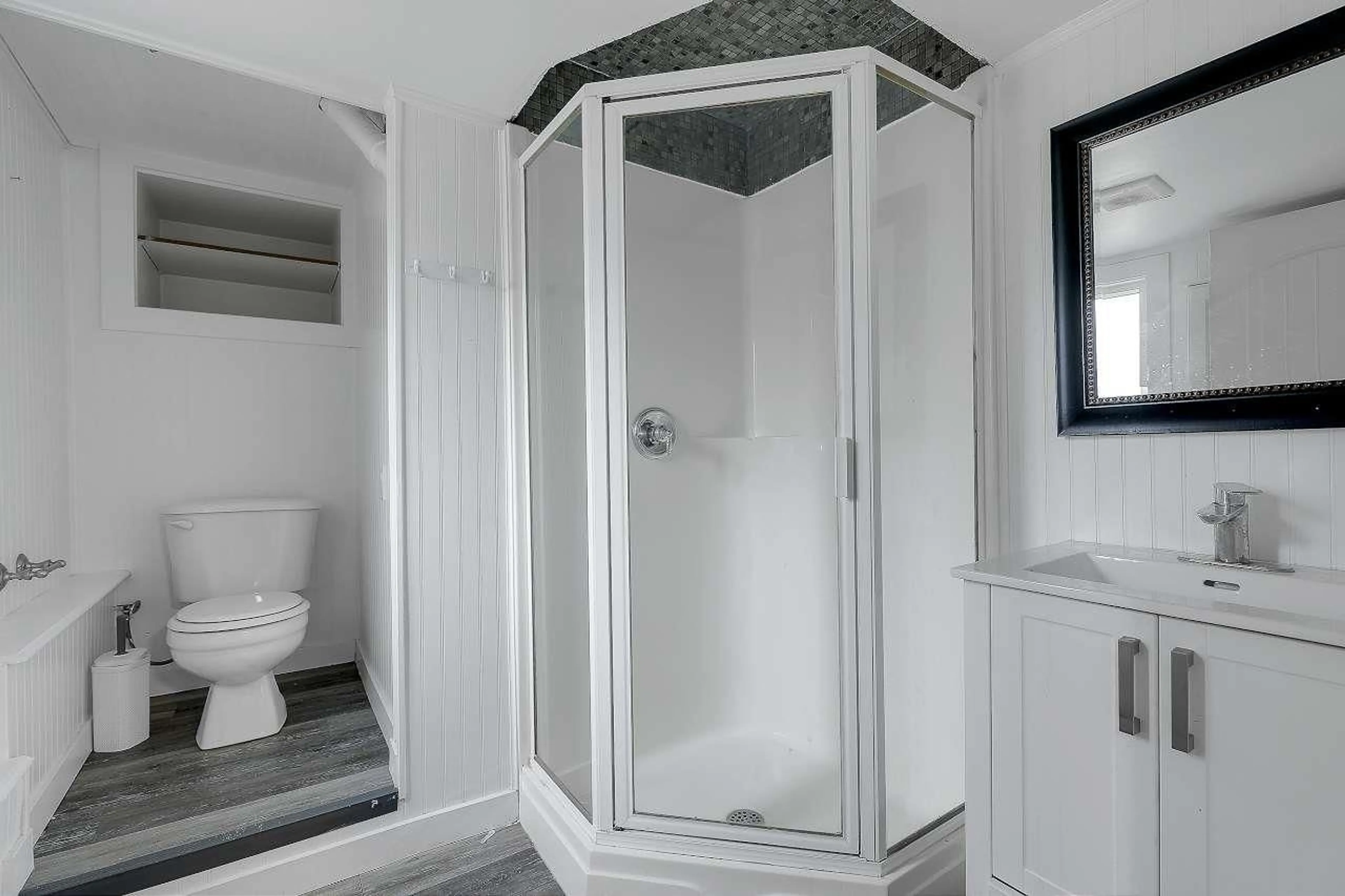 Standard bathroom, ceramic/tile floor for 34076 LARCH, Abbotsford British Columbia V2S2P5