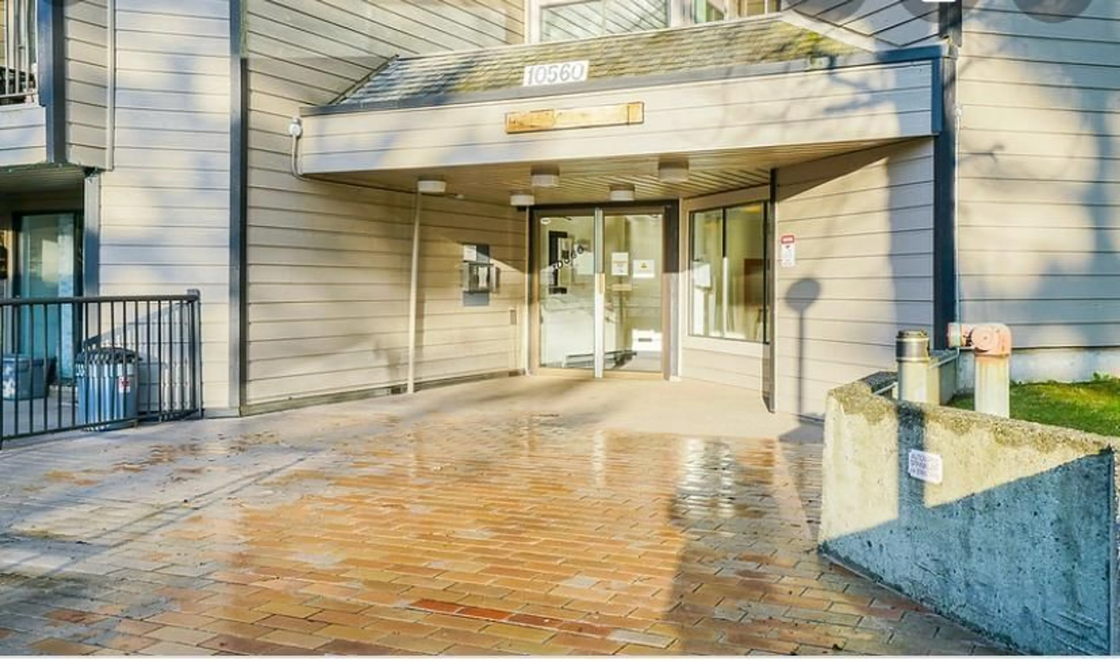 Indoor foyer for 201 - 10560 154, Surrey British Columbia V3R8A3