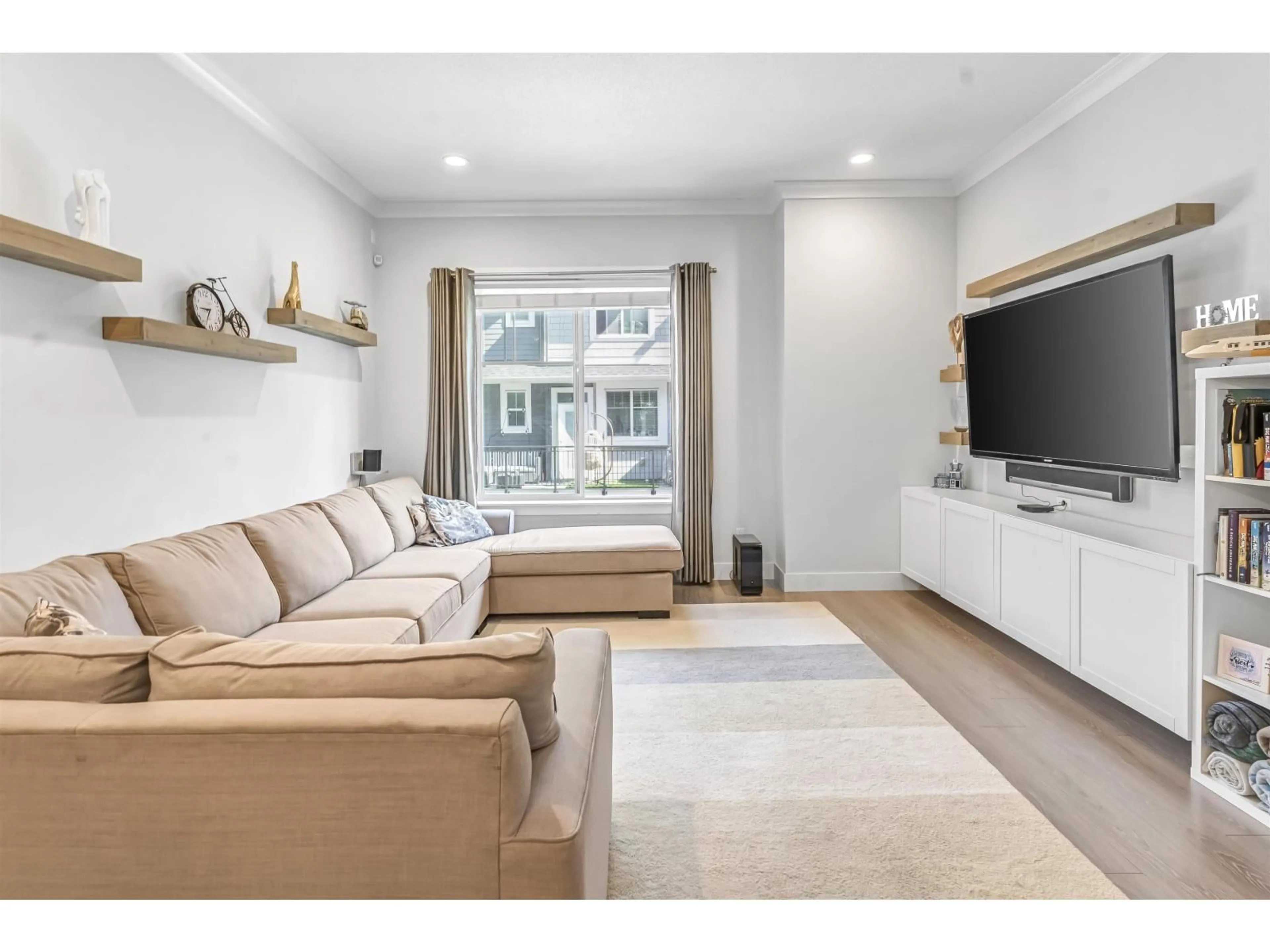 Living room with furniture, unknown for 50 - 2855 158, Surrey British Columbia V3Z0P5