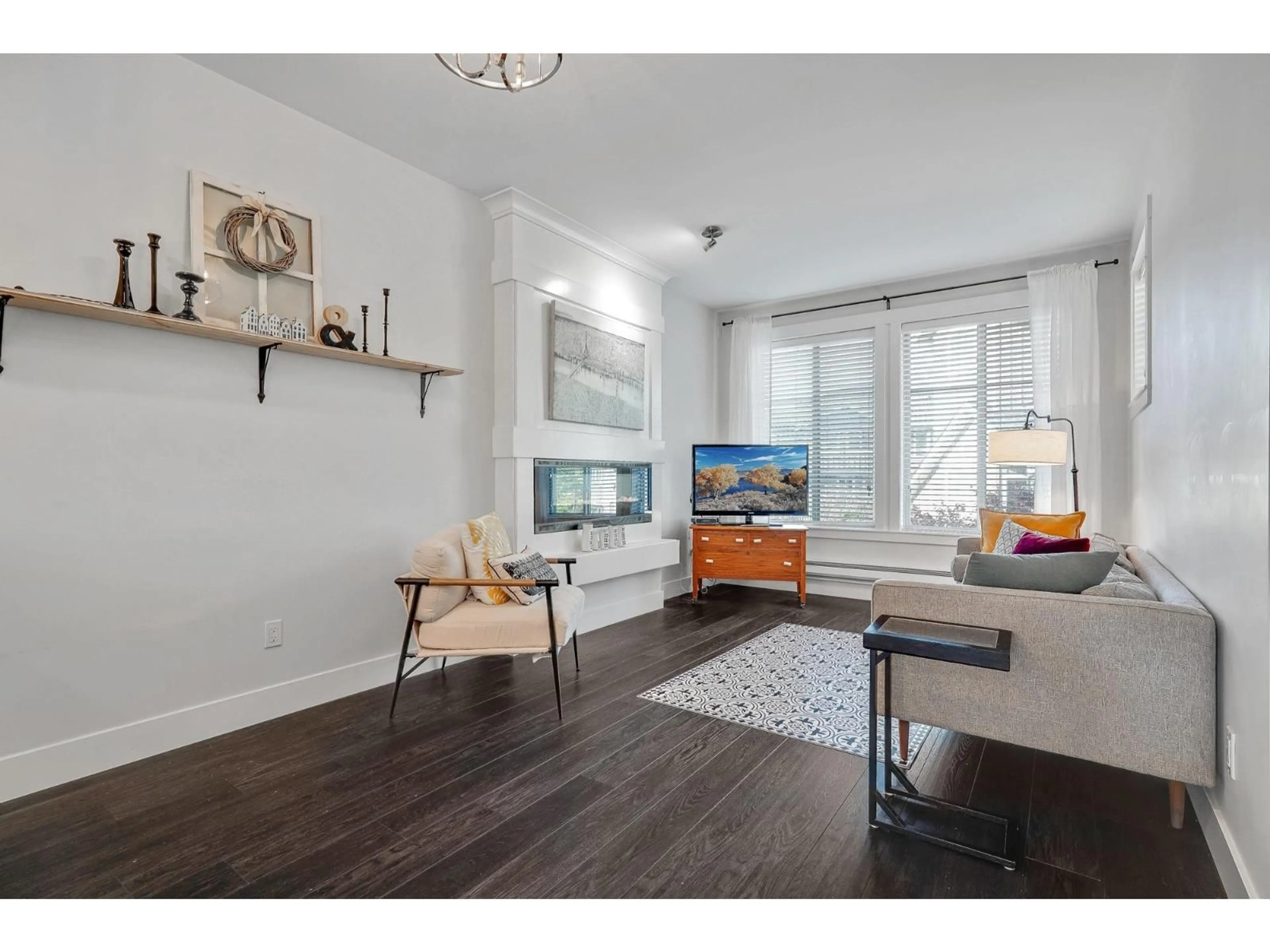 Living room with furniture, wood/laminate floor for 3 - 3266 147, Surrey British Columbia V4P1Z8