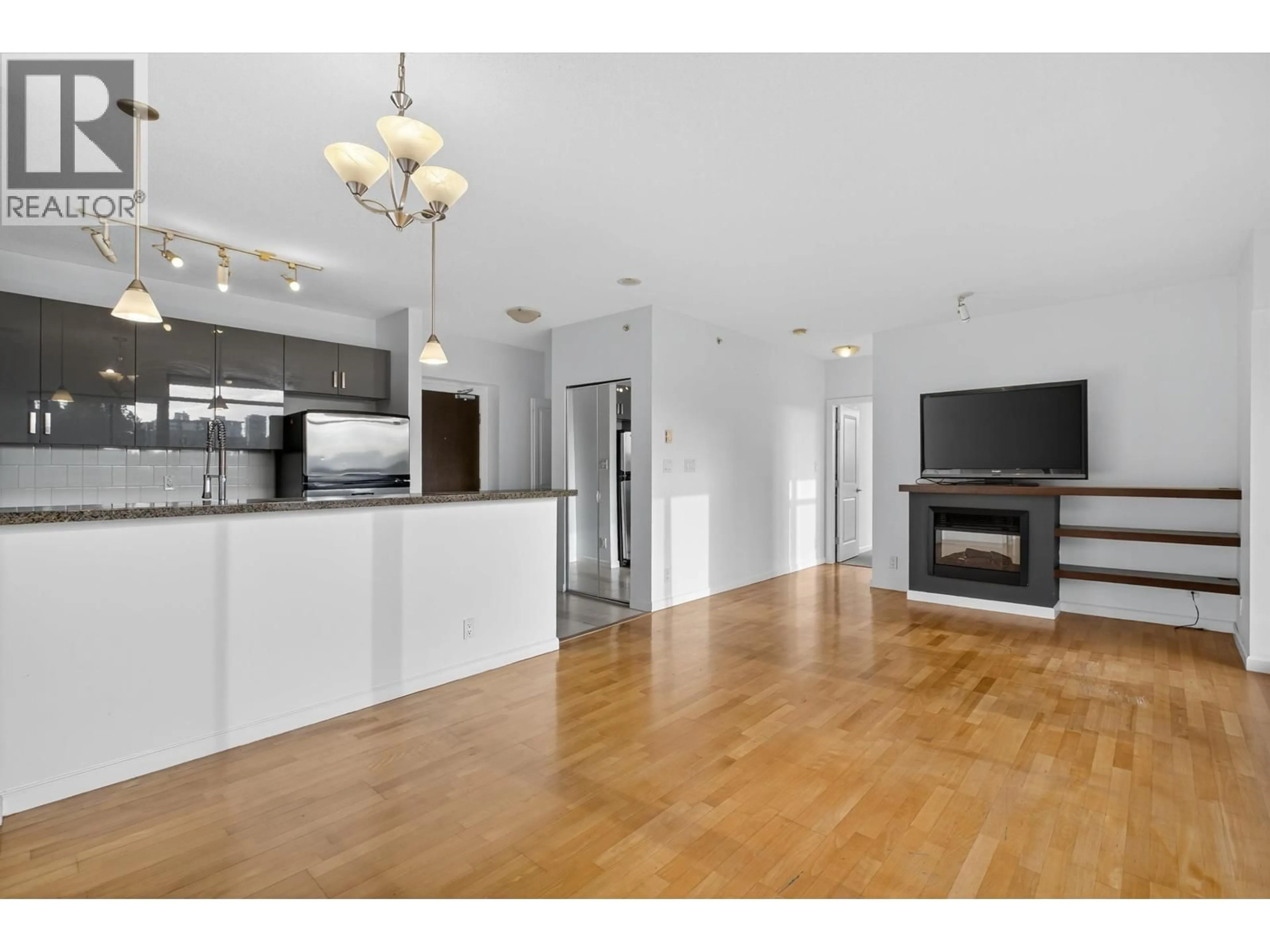Open concept kitchen, wood/laminate floor for 702 - 11 ROYAL AVENUE, New Westminster British Columbia V3L0A8