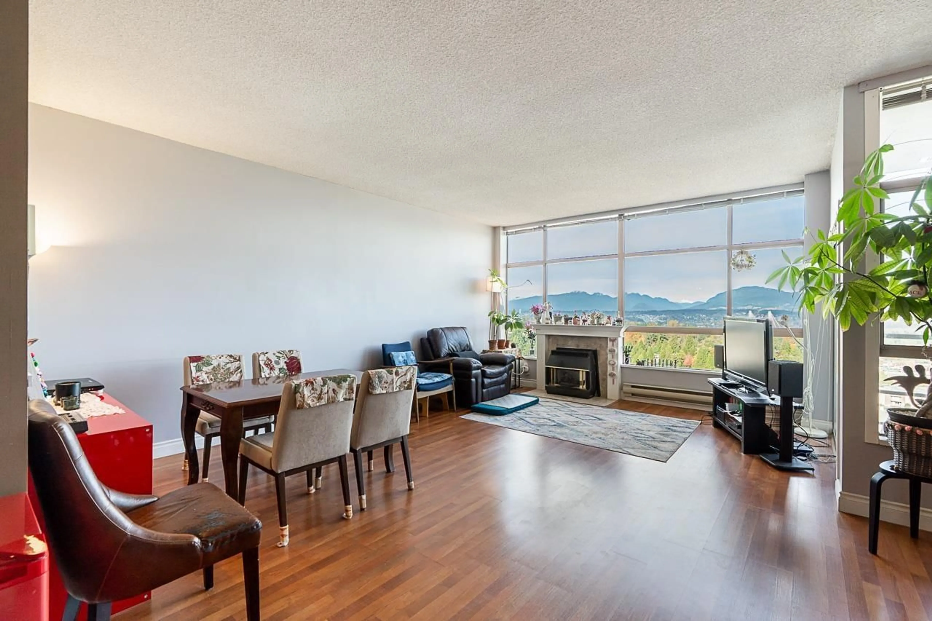 Living room with furniture, wood/laminate floor for 2001 - 14881 103A, Surrey British Columbia V3R0M5