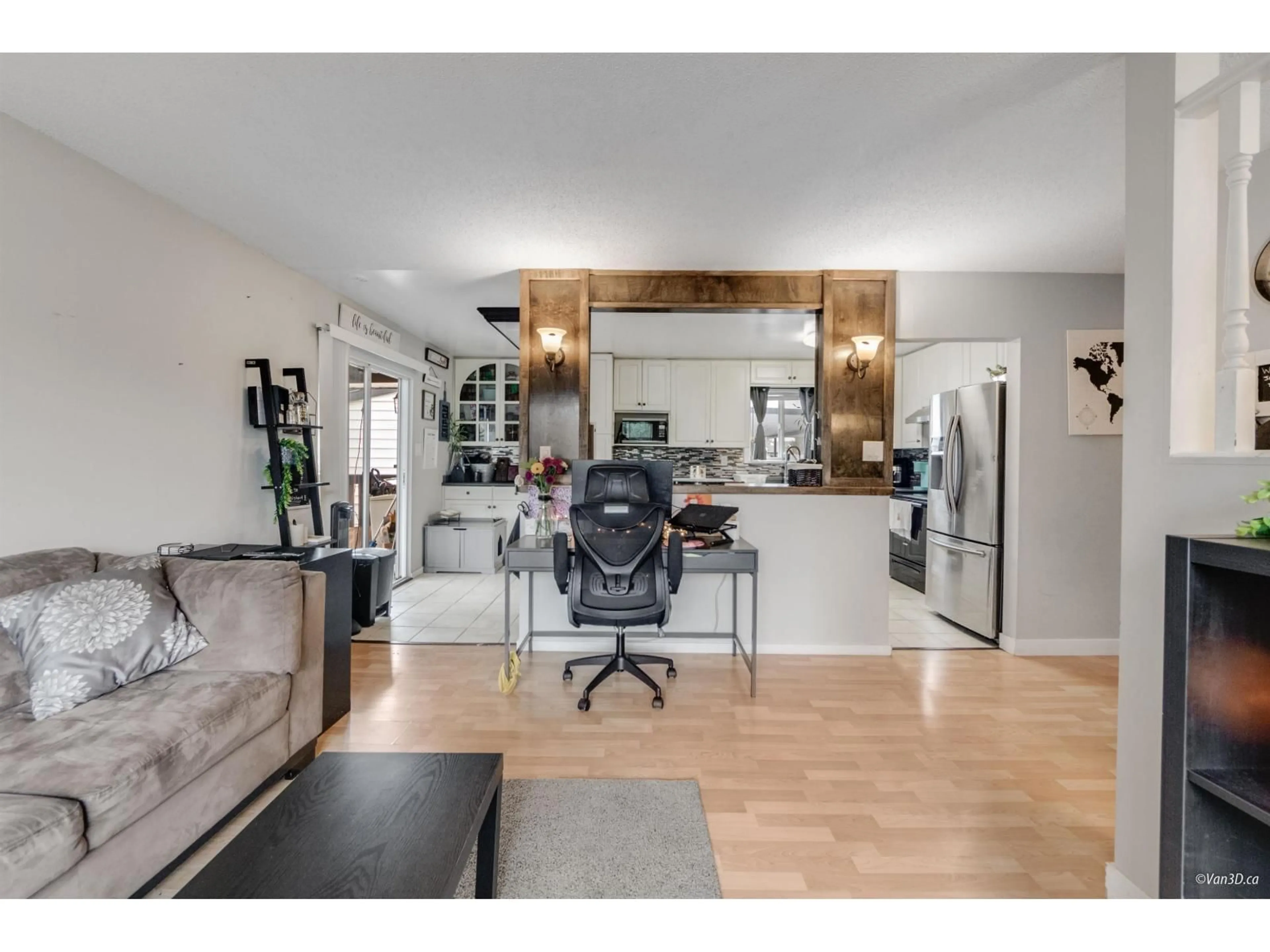 Open concept kitchen, wood/laminate floor for 5009 208, Langley British Columbia V3A7A2