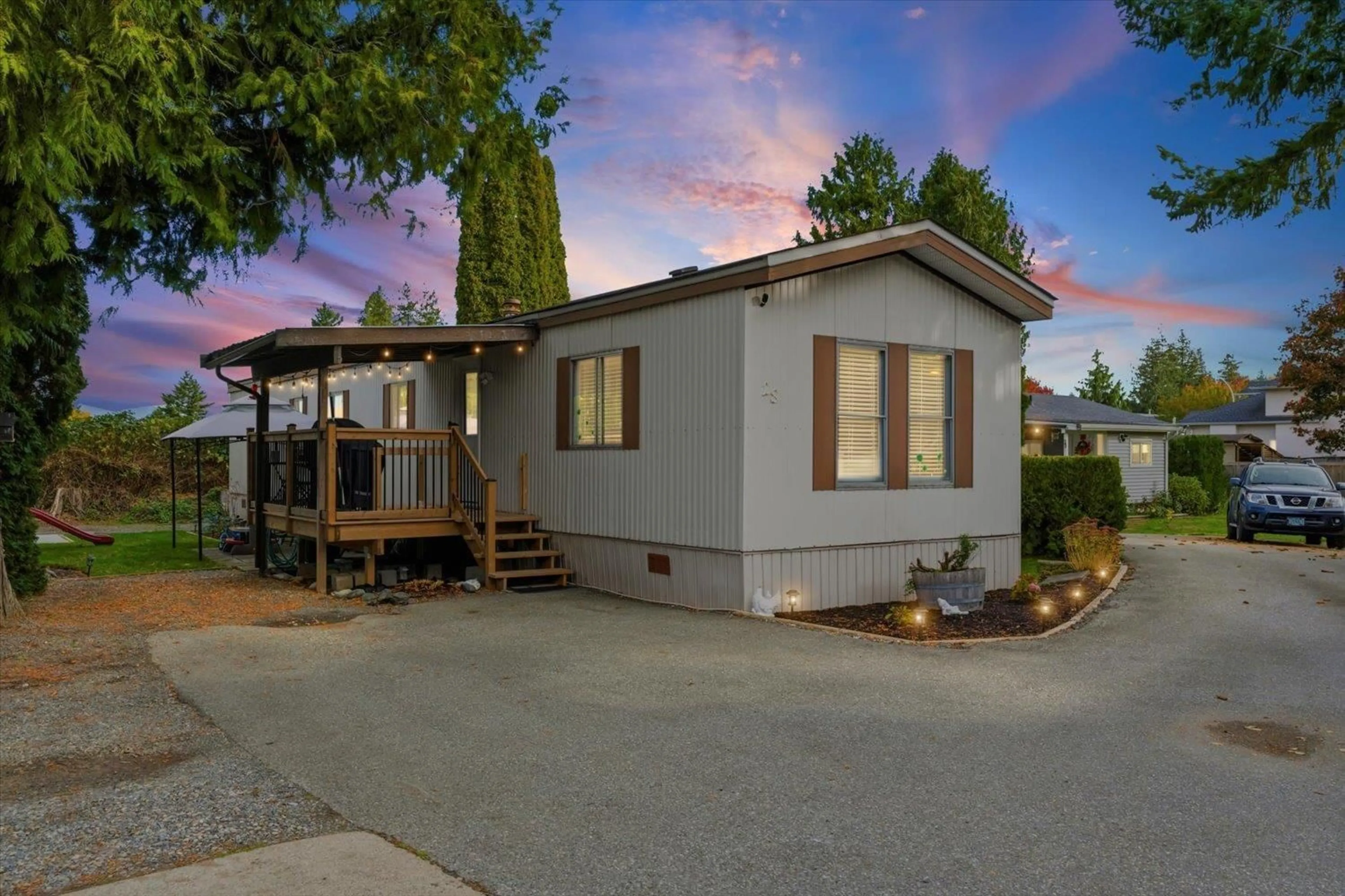 Home with vinyl exterior material, street for 28 - 44565 MONTE VISTA DRIVE, Chilliwack British Columbia V2R5Y4