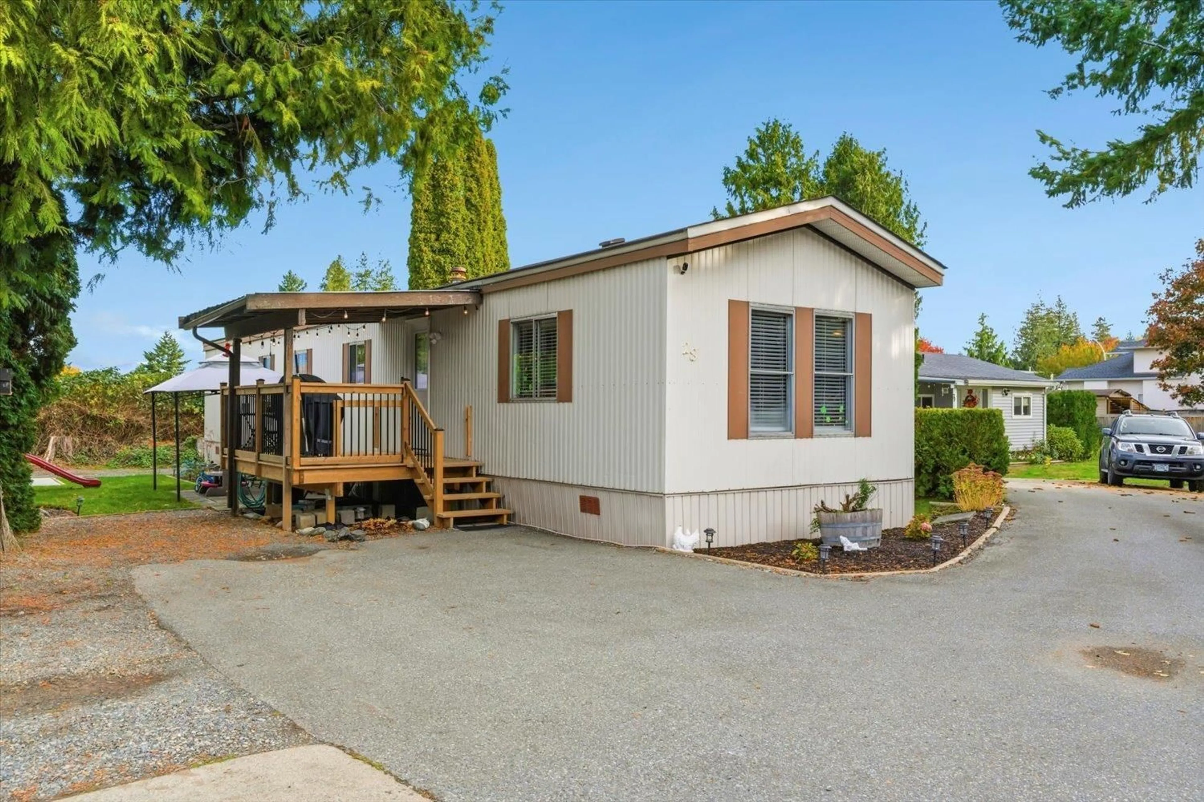 Home with vinyl exterior material, street for 28 - 44565 MONTE VISTA DRIVE, Chilliwack British Columbia V2R5Y4