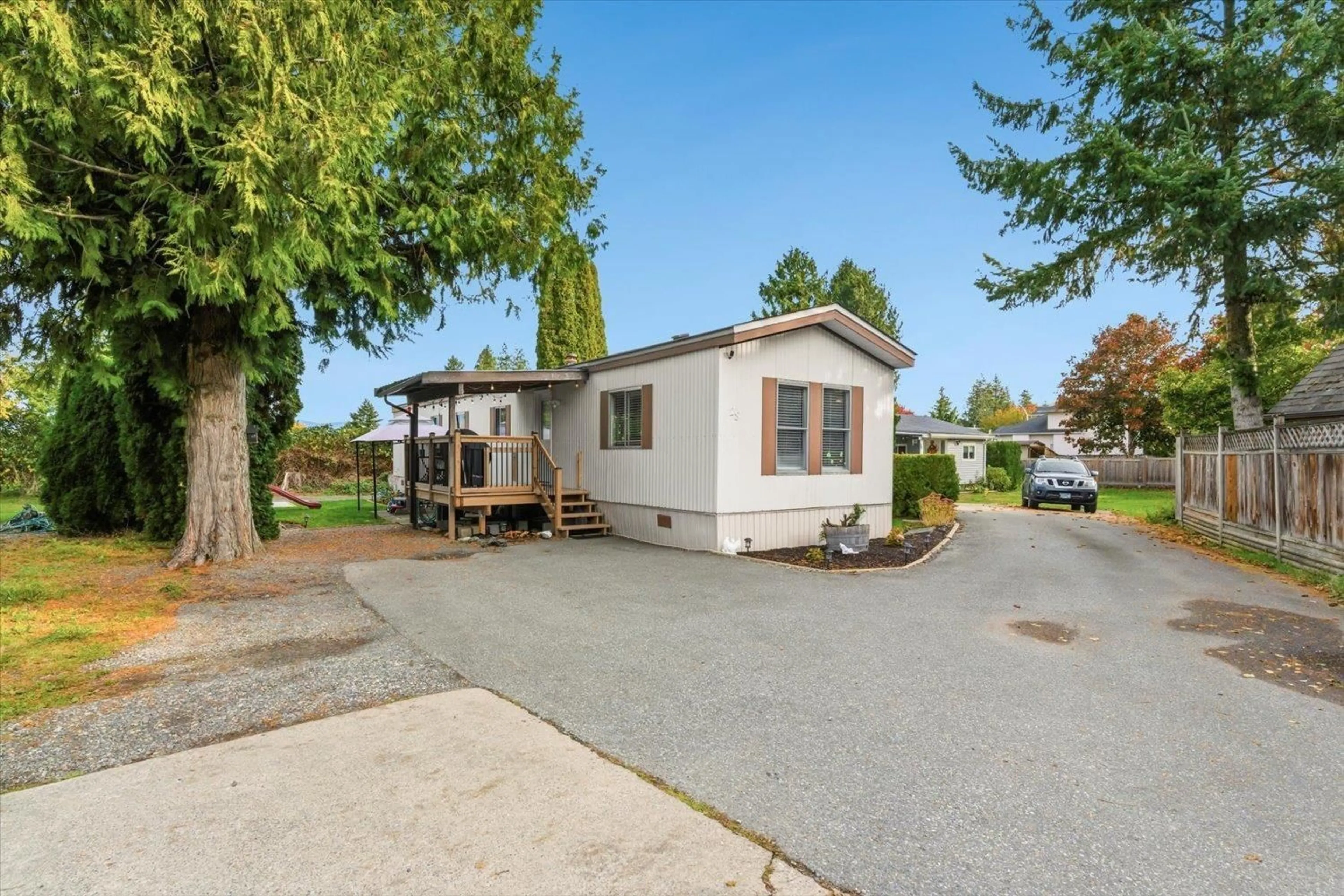 Home with vinyl exterior material, street for 28 - 44565 MONTE VISTA DRIVE, Chilliwack British Columbia V2R5Y4