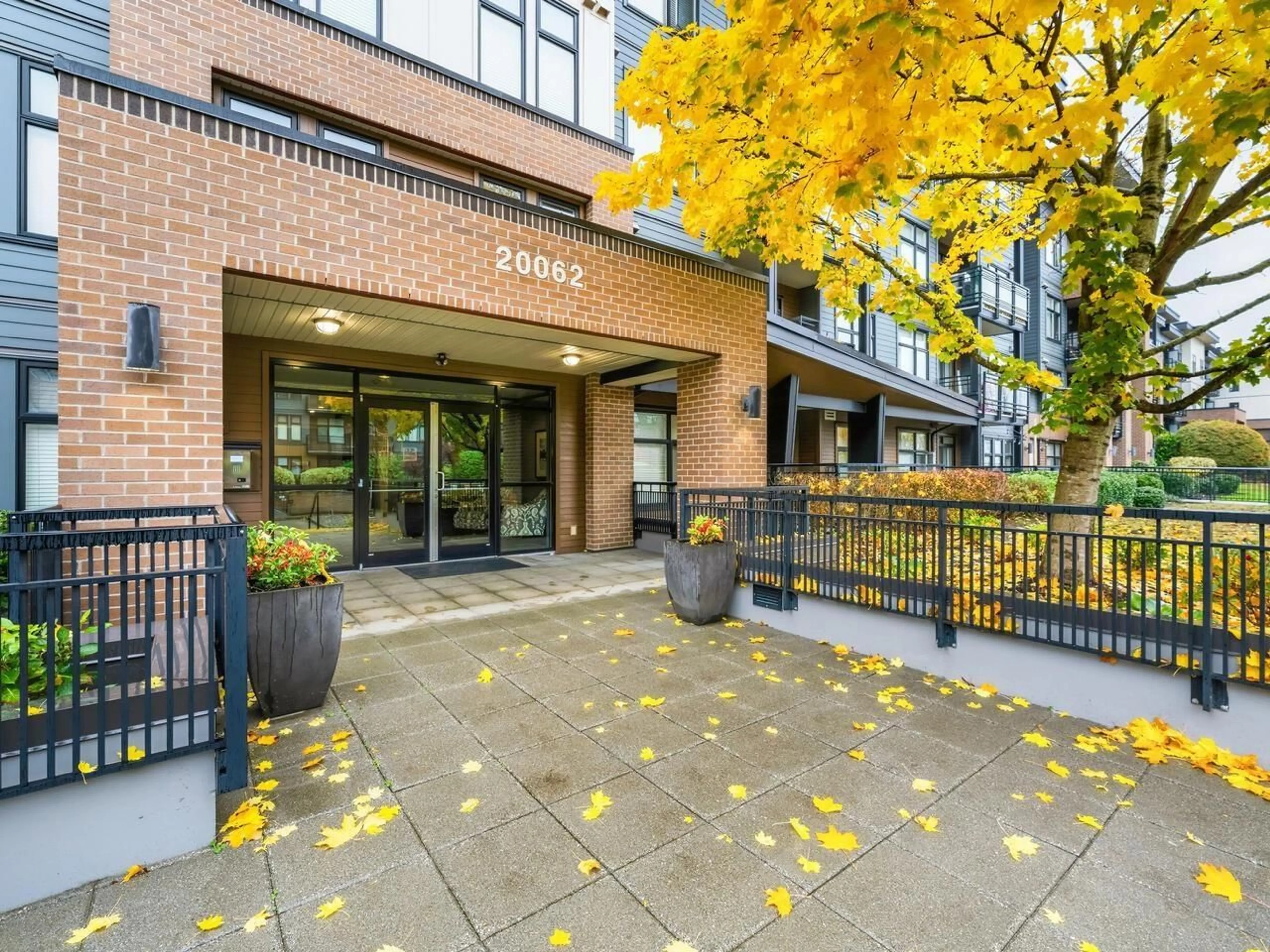 Indoor foyer for 206 - 20062 FRASER HIGHWAY, Langley British Columbia V3A0E6