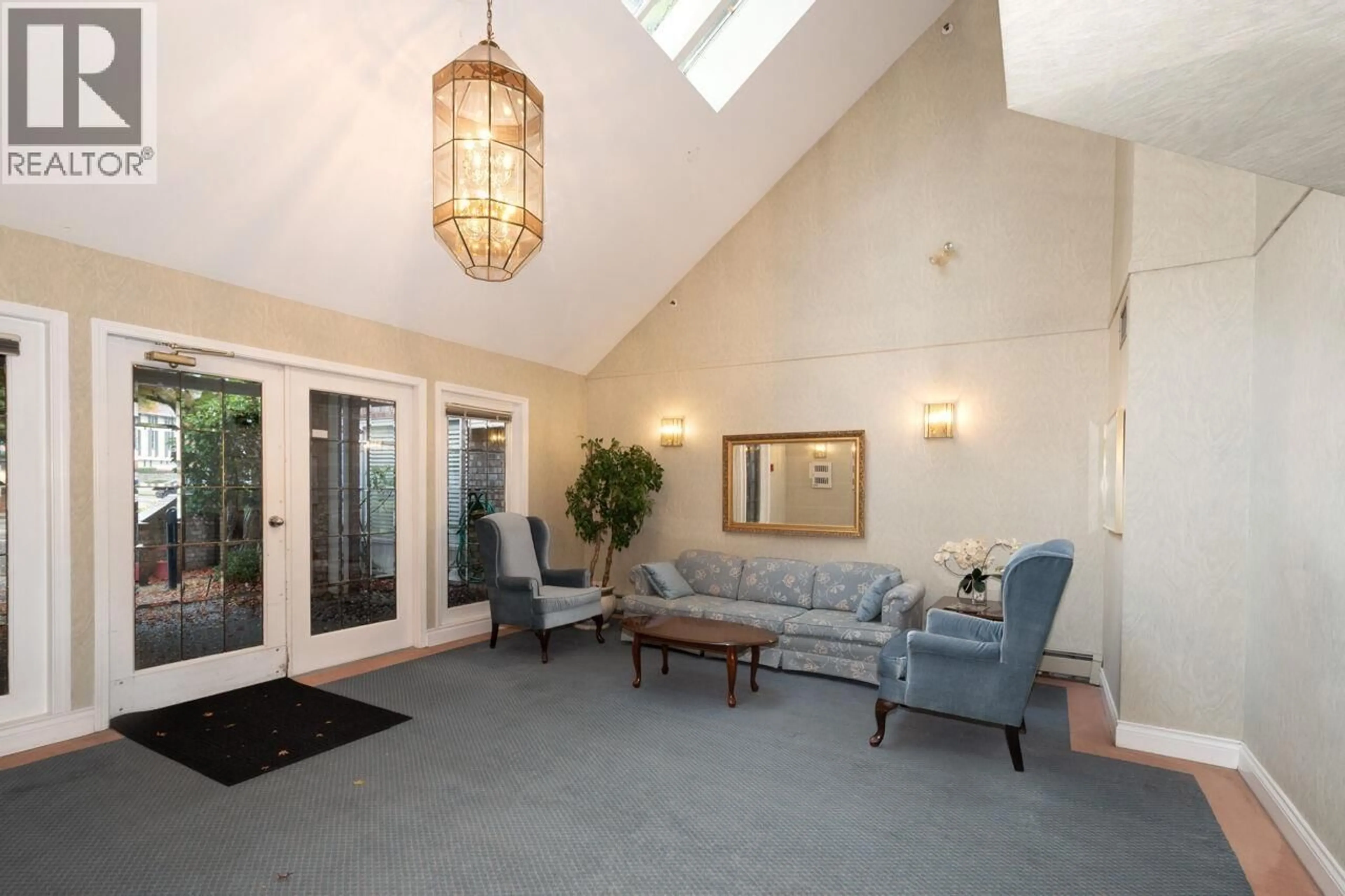 Indoor foyer for 7 - 2110 MARINE DRIVE, West Vancouver British Columbia V7V1K3