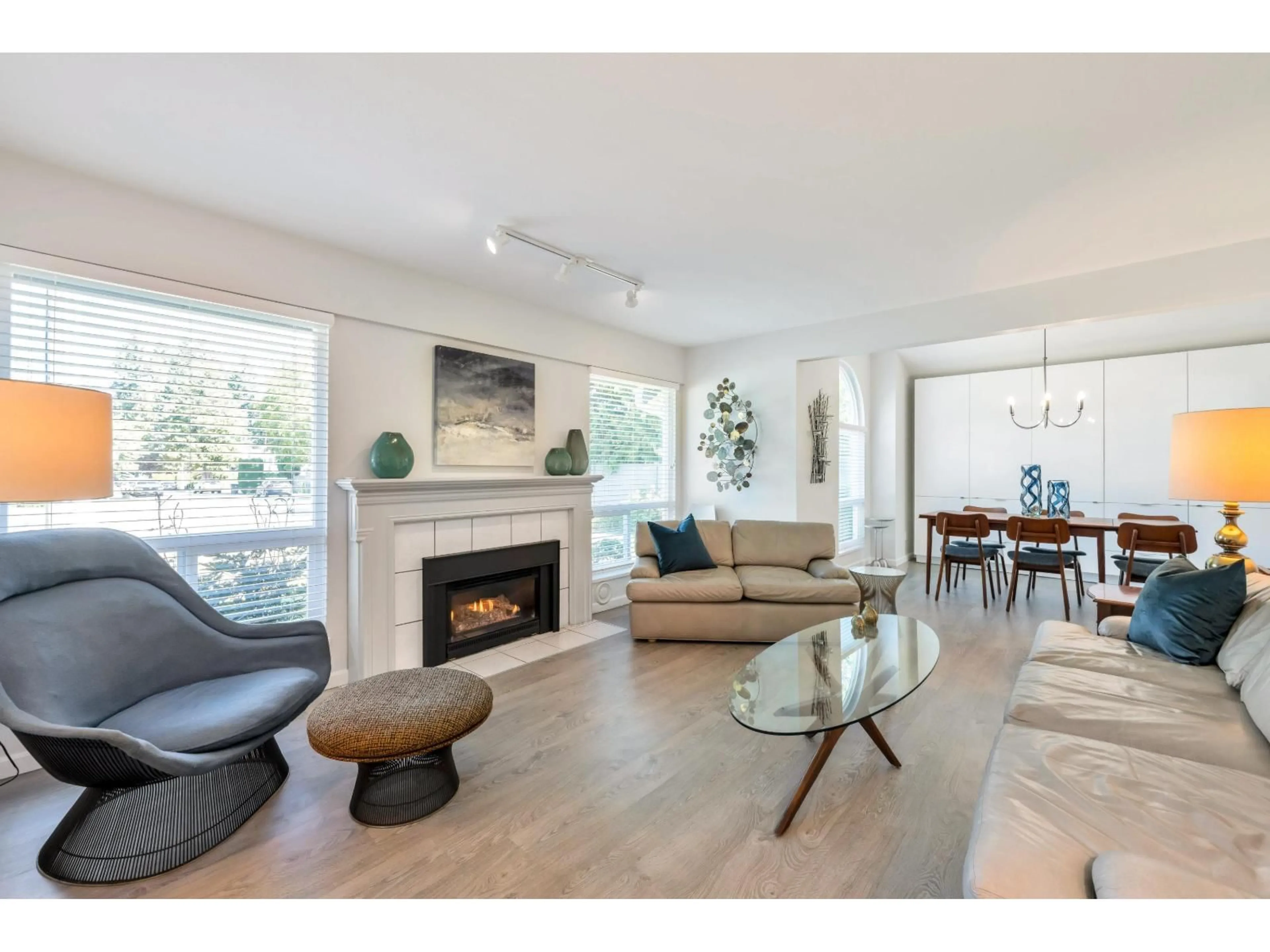 Living room with furniture, wood/laminate floor for 13256 60, Surrey British Columbia V3X2M2