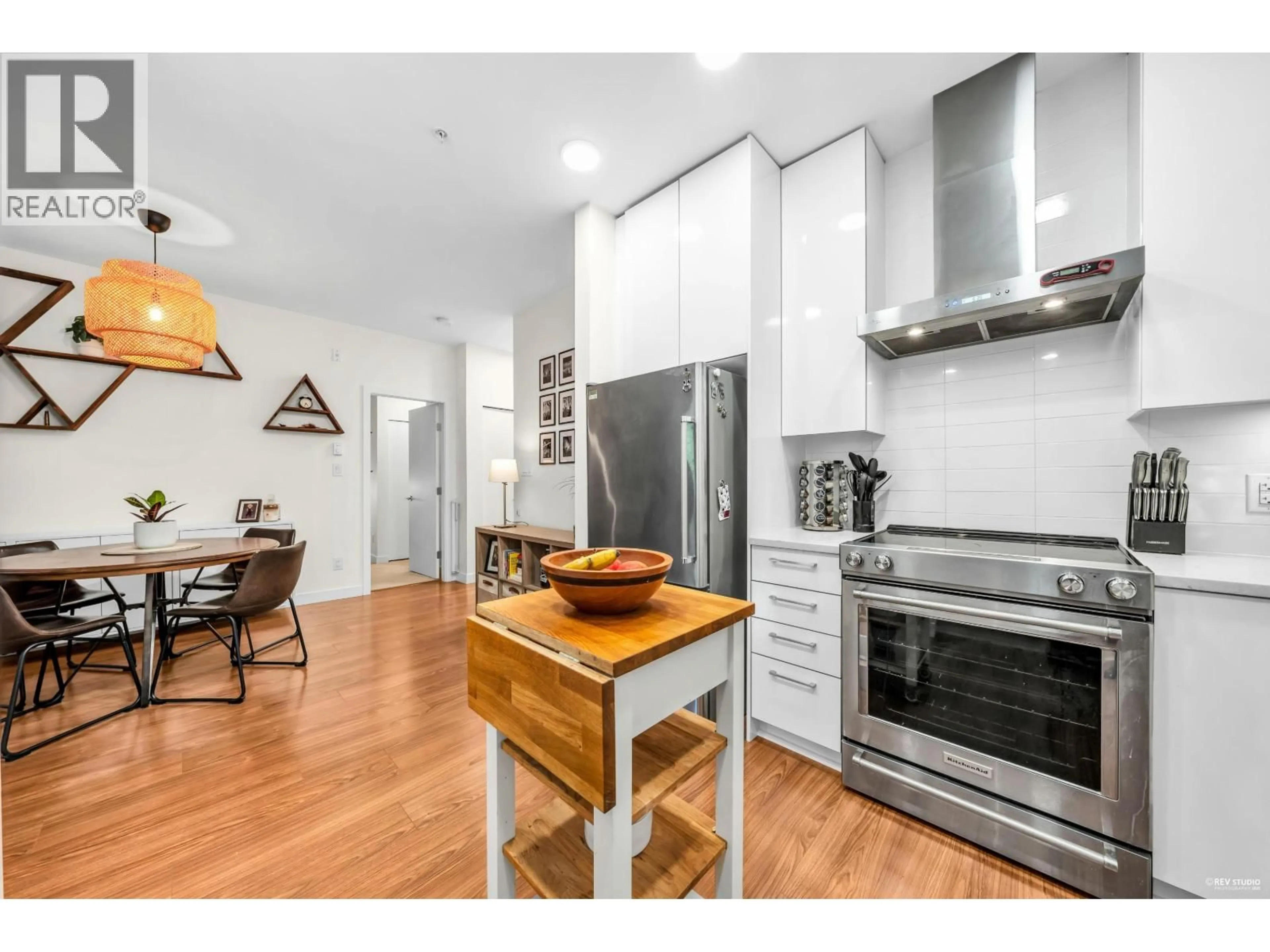Open concept kitchen, wood/laminate floor for 201 - 5460 BROADWAY, Burnaby British Columbia V5B0B4