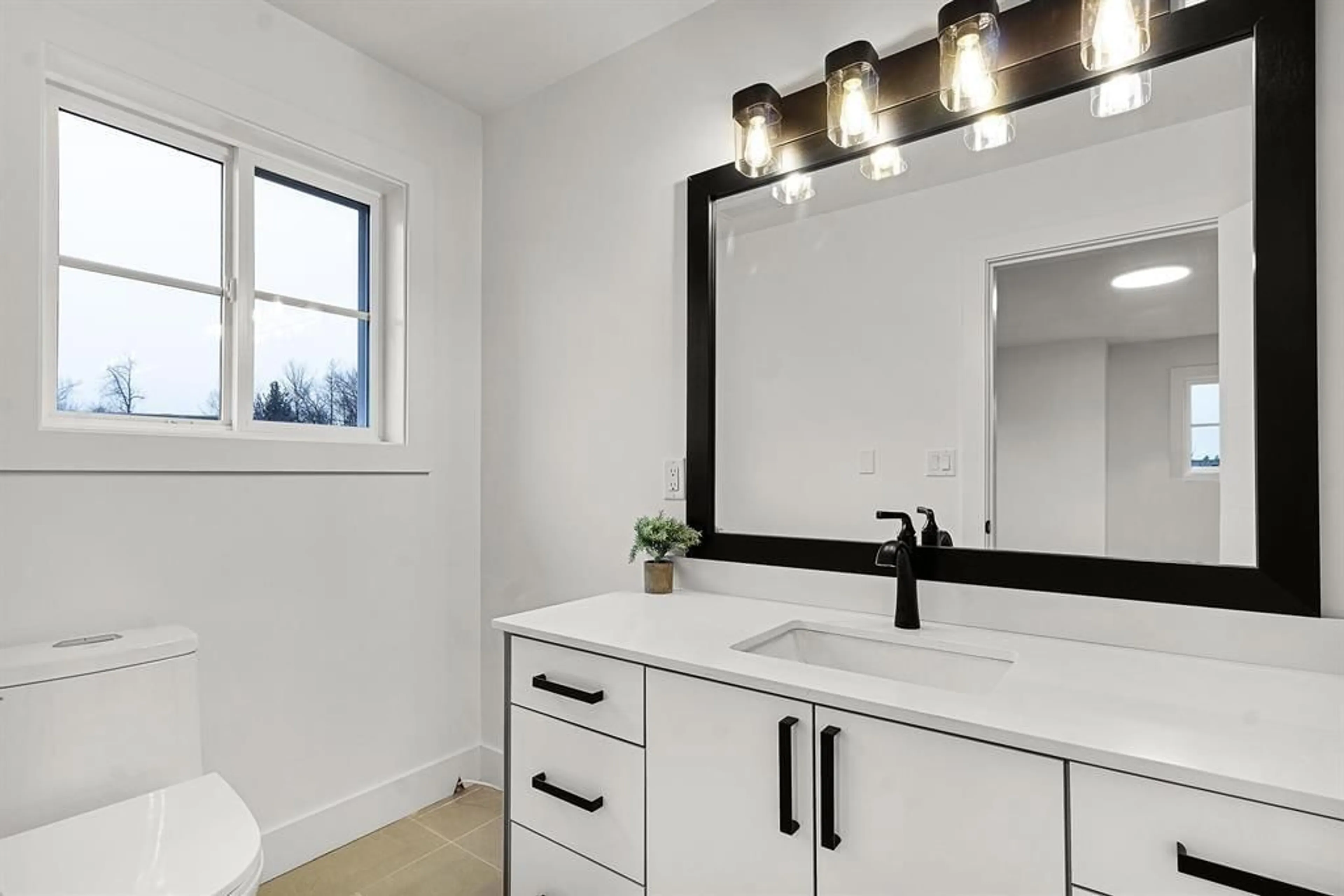 Contemporary bathroom, ceramic/tile floor for 6 - 2360 CRESCENT, Abbotsford British Columbia V2S3M2
