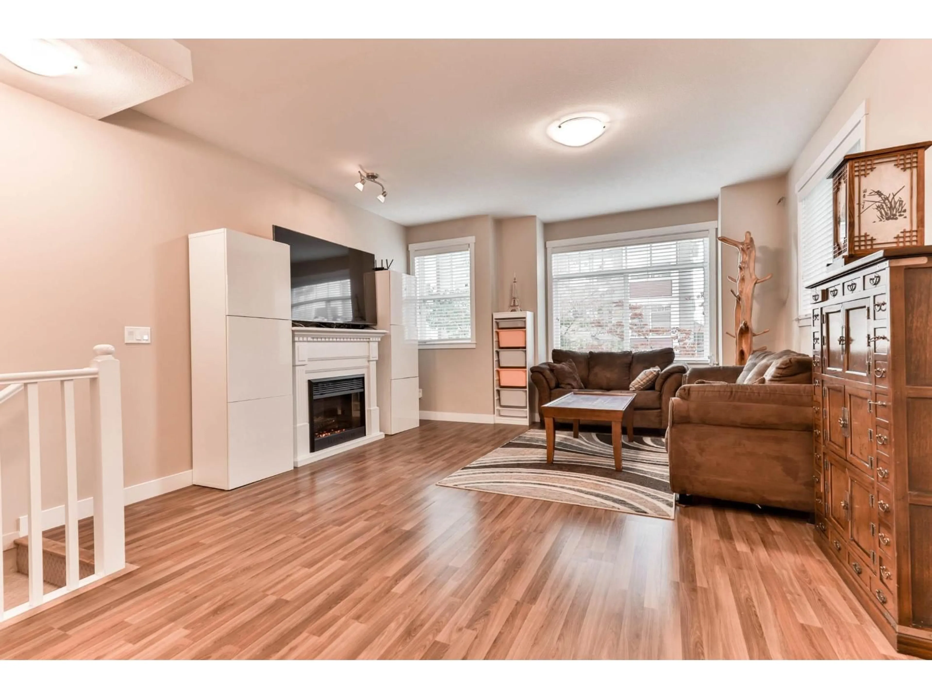 Living room with furniture, wood/laminate floor for 42 - 8676 158 STREET, Surrey British Columbia V4N5W3