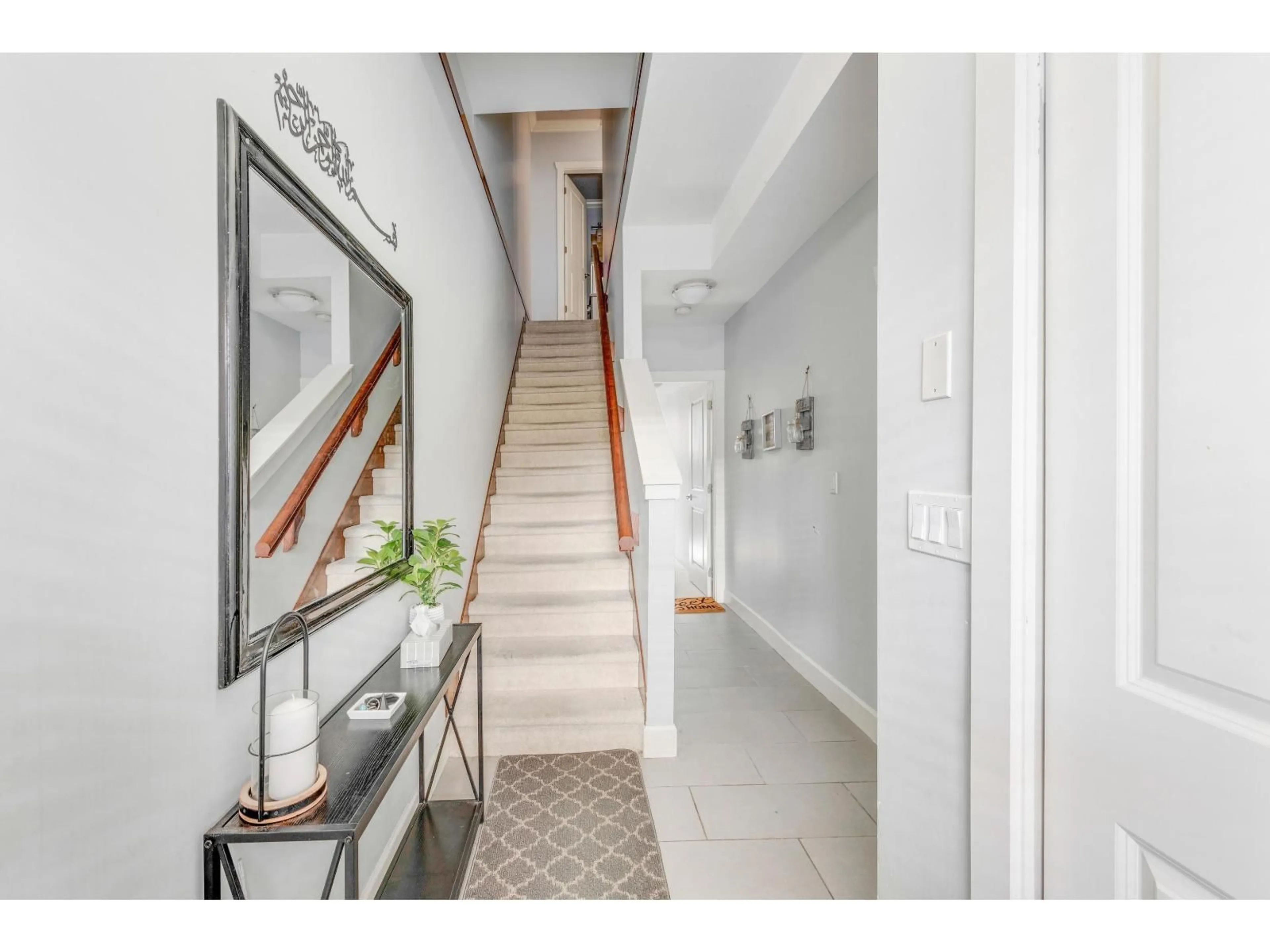 Indoor entryway for 37 - 19560 68, Surrey British Columbia V4N5Y5