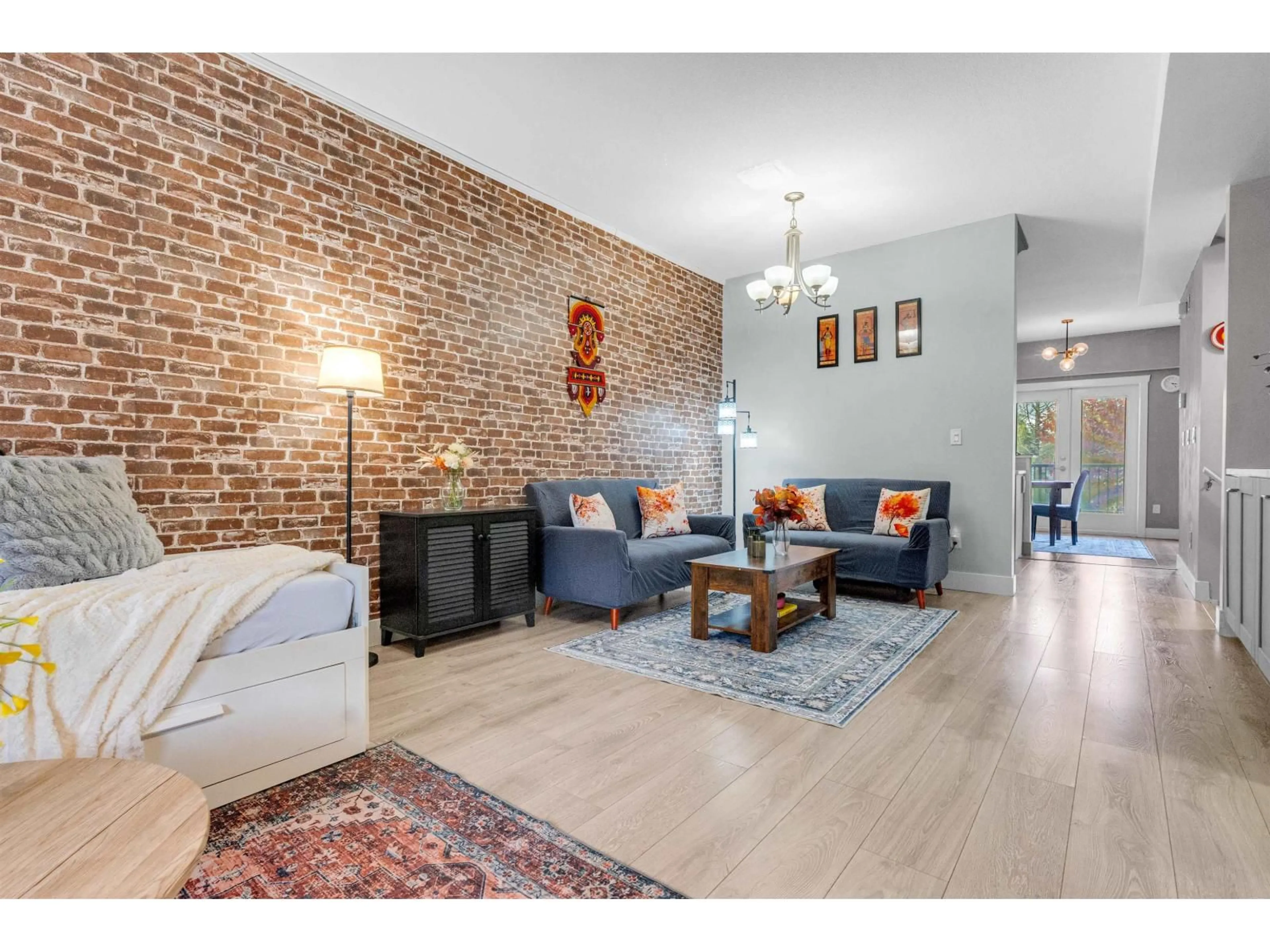 Living room with furniture, wood/laminate floor for 7 - 2950 LEFEUVRE, Aberdeen British Columbia V4X0B2