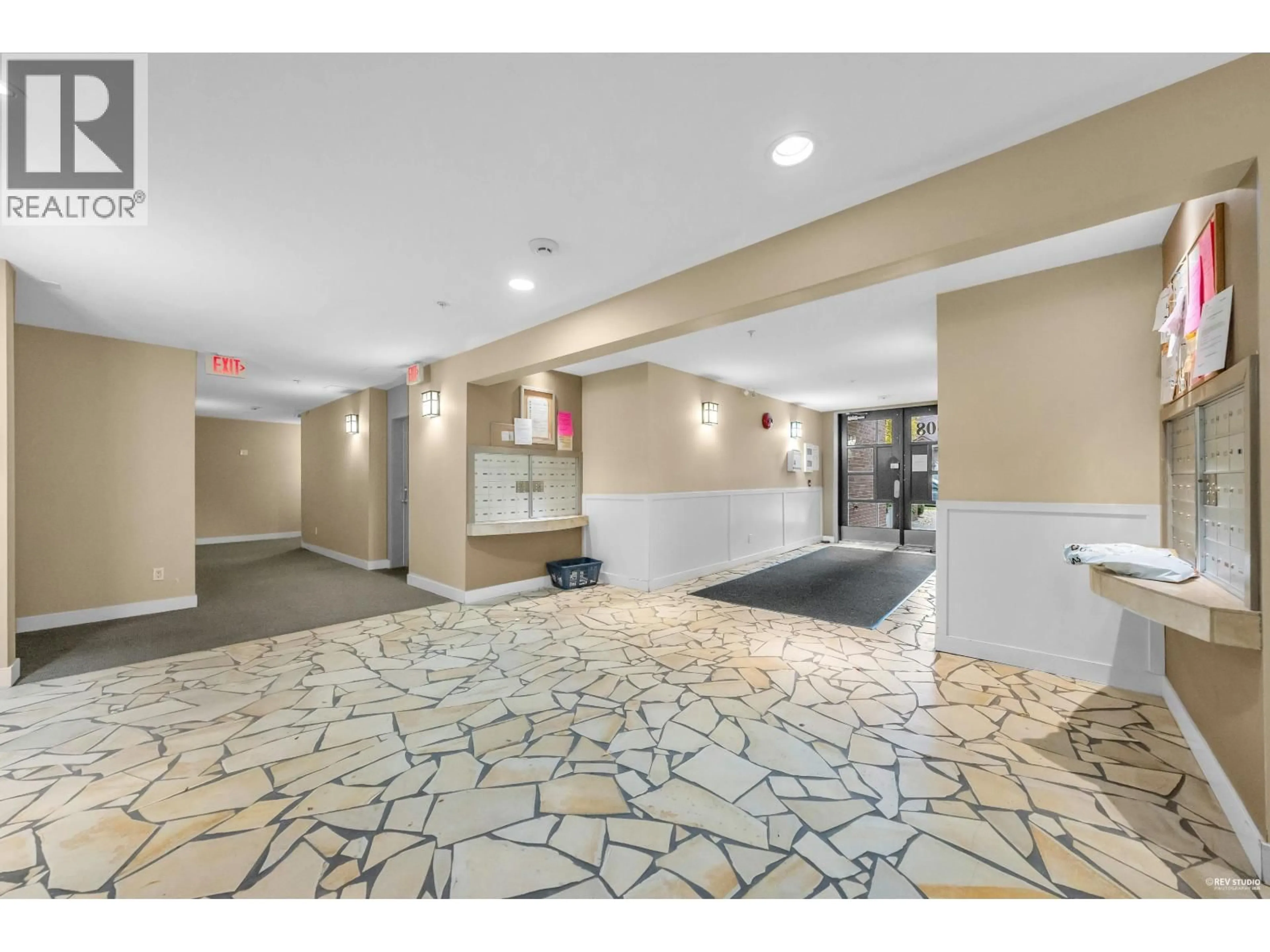Indoor foyer for 302 - 6508 DENBIGH AVENUE, Burnaby British Columbia V5H4W6