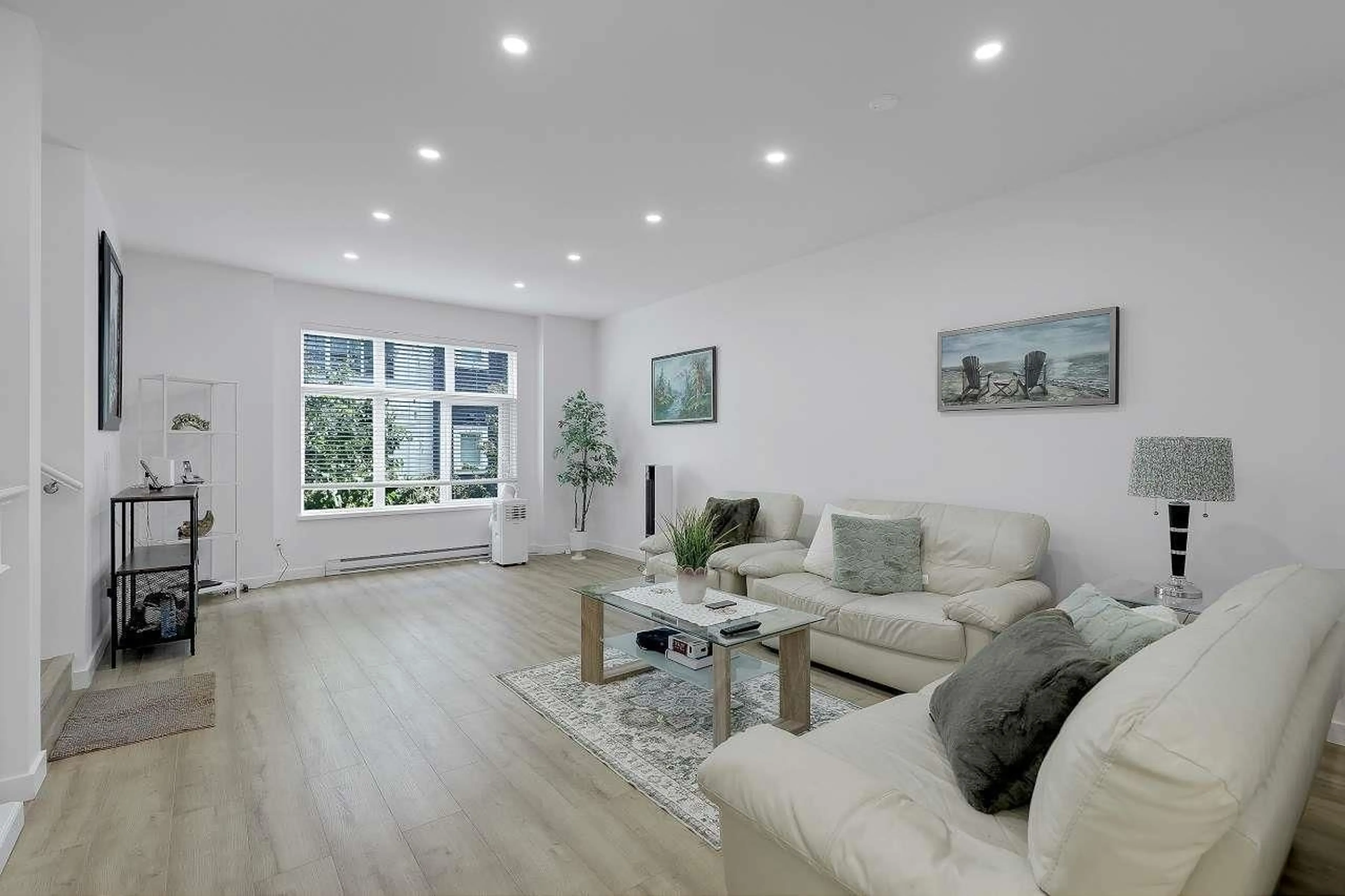 Living room with furniture, wood/laminate floor for 8 - 10433 158, Surrey British Columbia V4N6S3