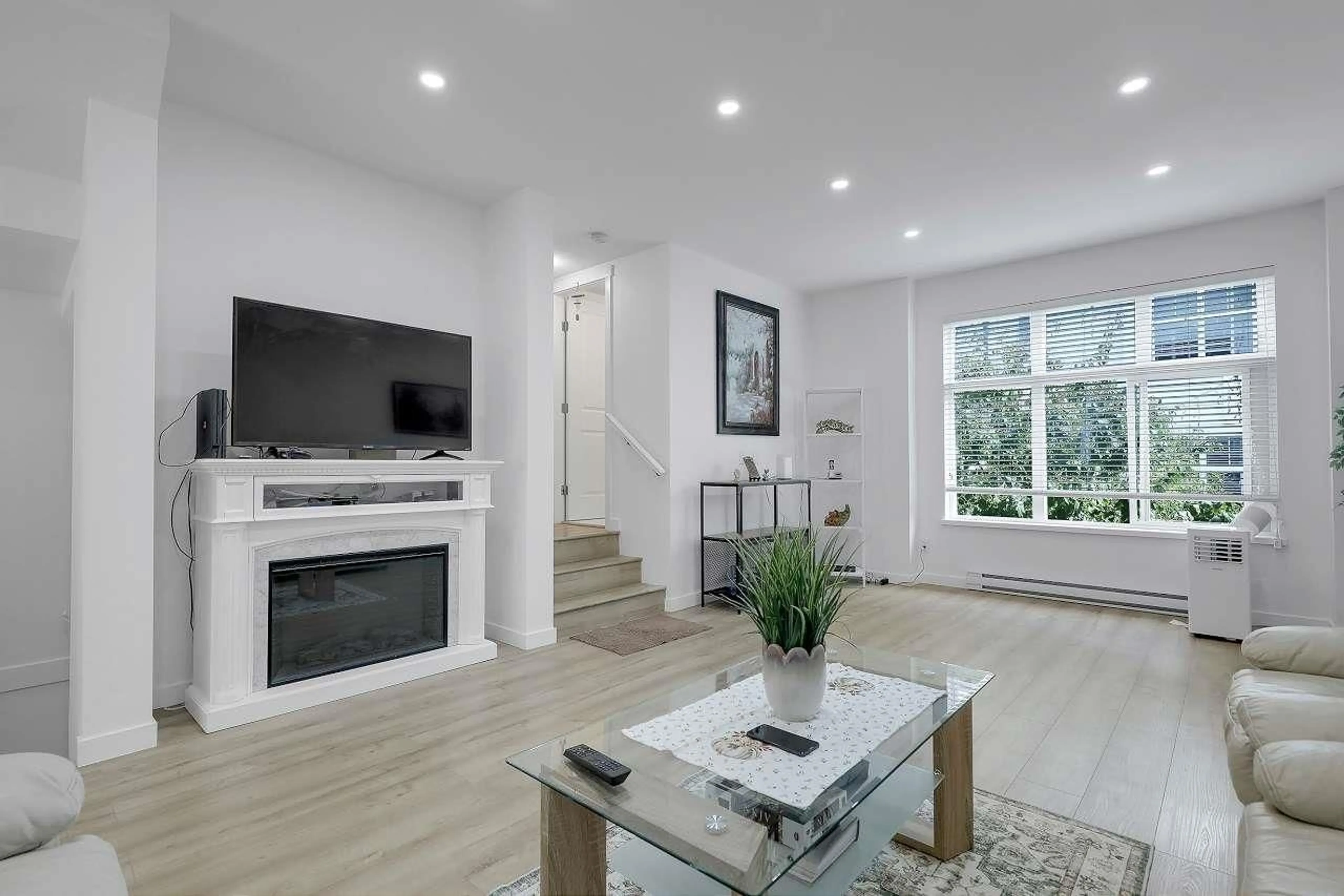 Living room with furniture, unknown for 8 - 10433 158, Surrey British Columbia V4N6S3