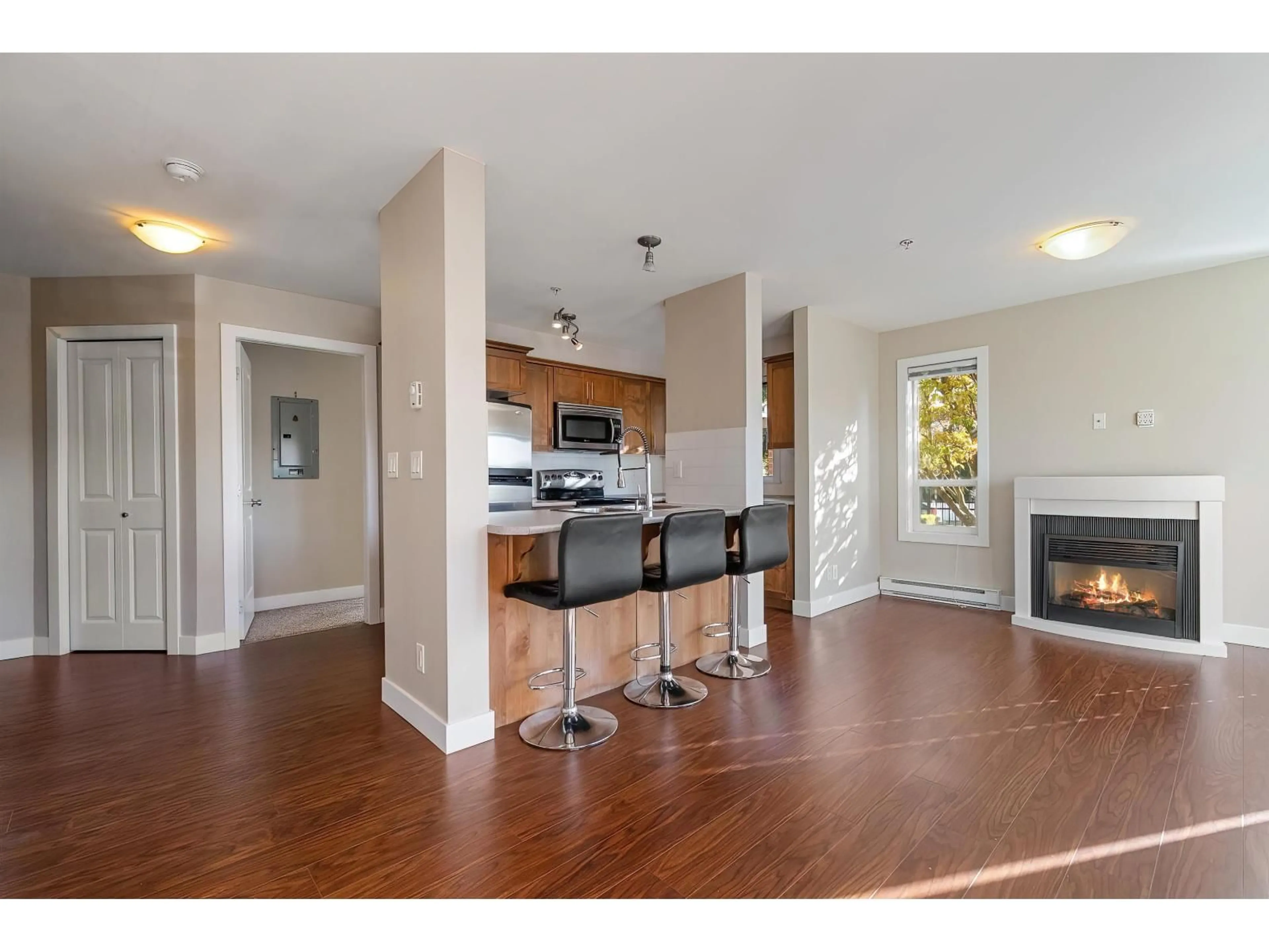 Open concept kitchen, wood/laminate floor for 106 - 9422 VICTOR STREET, Chilliwack British Columbia V2P0B8