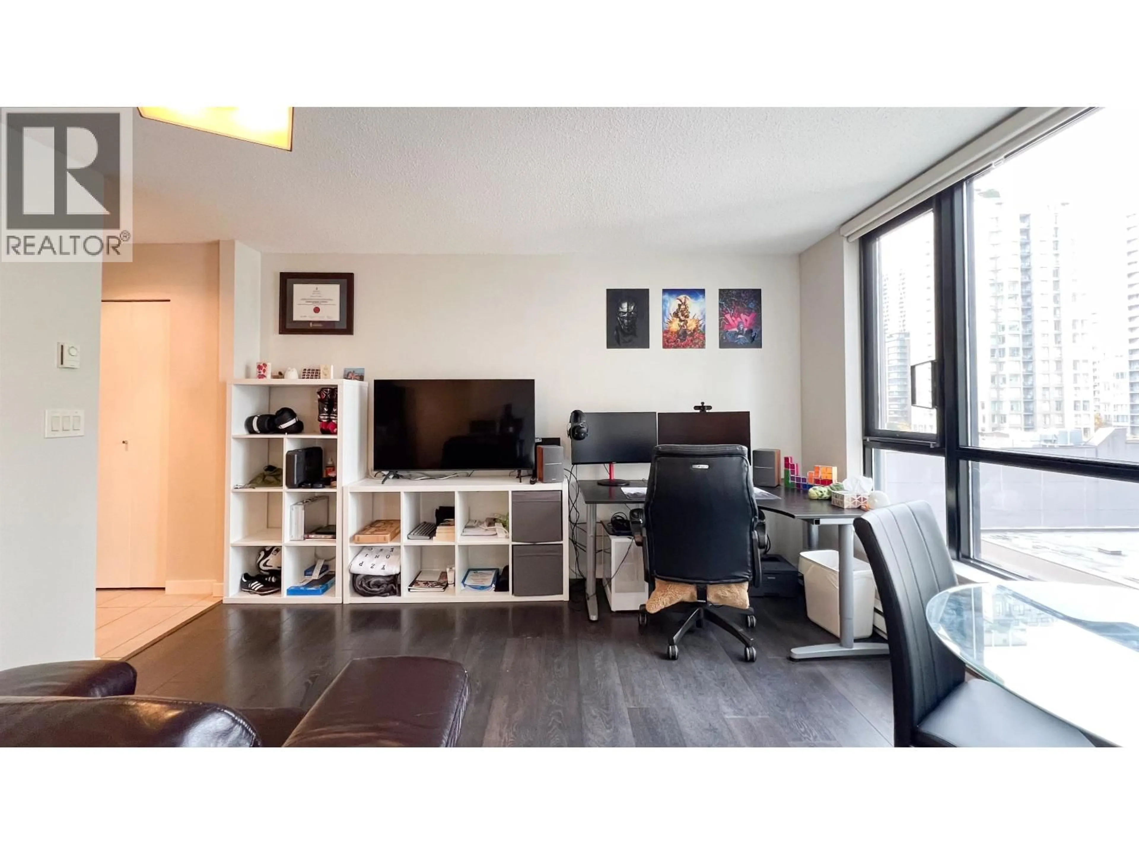 Living room with furniture, wood/laminate floor for 1002 - 977 MAINLAND STREET, Vancouver British Columbia V6B1T2